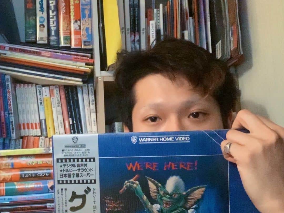 松㟢翔平のインスタグラム：「映画サイトPINTSCOPE @pintscope でリモート取材してもらいました。部屋のDVD棚見せてください、という企画です。  I got interviewed on here https://www.pintscope.com/serial-story/dvd-dana-26/」