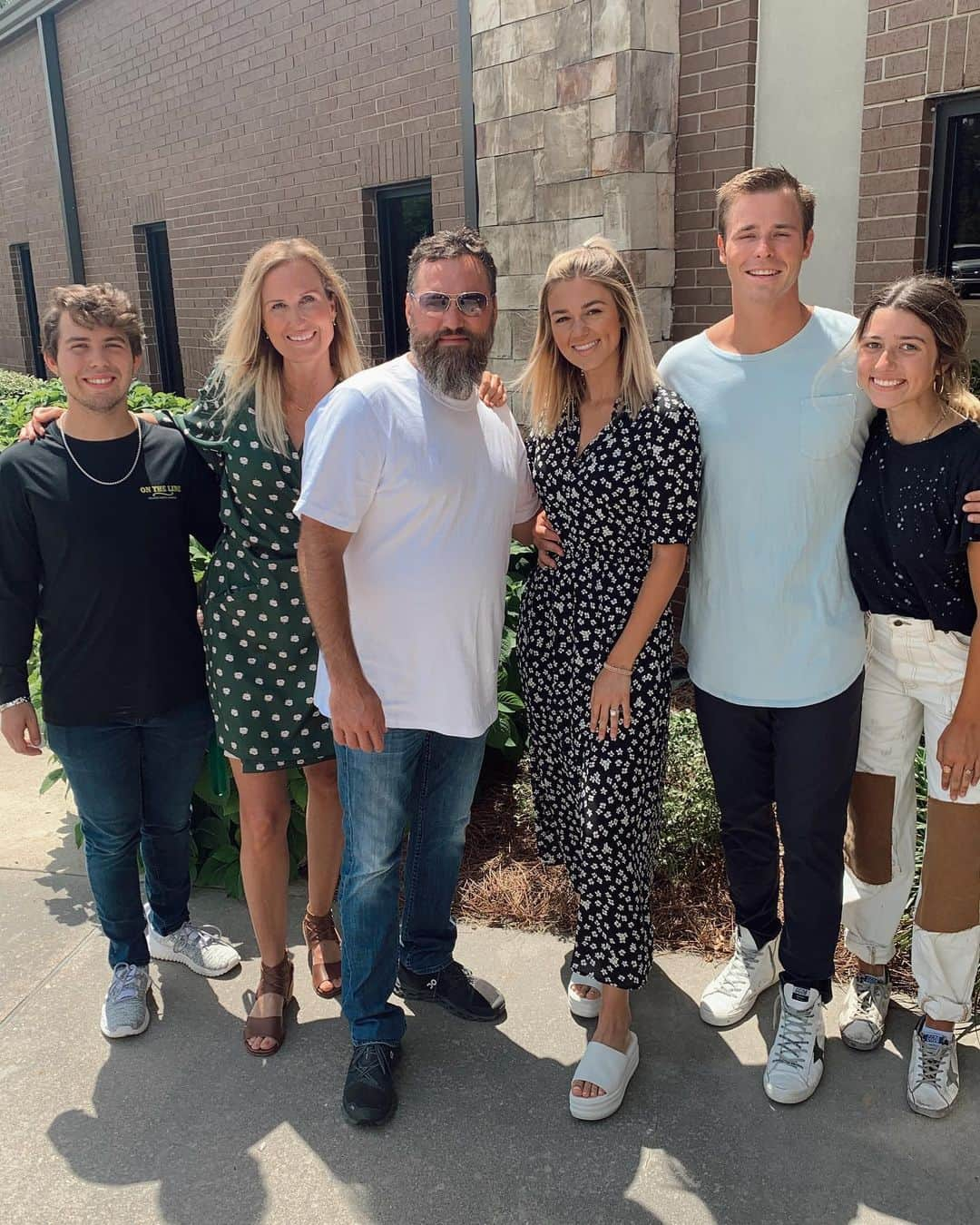 コリー・ロバートソンさんのインスタグラム写真 - (コリー・ロバートソンInstagram)「Went to church yesterday and wore a dress! Felt so good! It had been too long for both 🤗」6月23日 9時57分 - bosshogswife