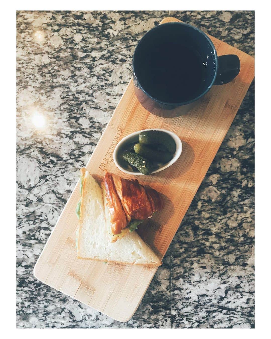 のインスタグラム：「avocado🥑﻿ ——————————————————————﻿ ﻿ ﻿ ﻿ ﻿ ﻿ ﻿ ﻿ ﻿ 梅雨の晴れ間。﻿ ﻿ 雲が流れて青空が見えてきた。﻿ ﻿ 今日も素敵な一日でありますように。﻿ ﻿ ﻿ ﻿ ﻿ ﻿ ﻿ ﻿ ﻿ #avocado #avocados #sandwich #breakfast﻿ #coffee #plate」
