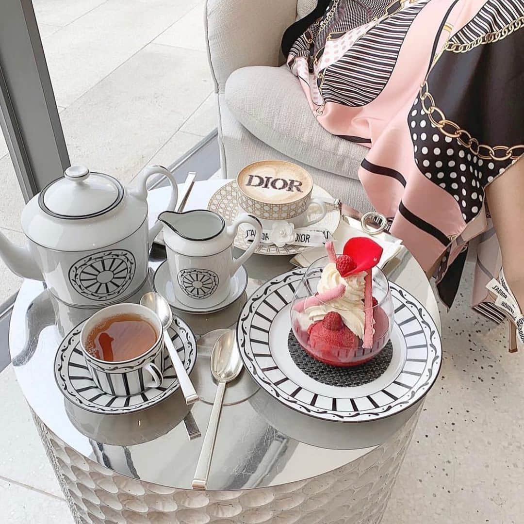 yuukachiさんのインスタグラム写真 - (yuukachiInstagram)「🍨🍓☕️💭 . . . とても楽しかったし元気チャージ されたから今日も頑張ろう✊🏻♡ . めちゃくちゃ笑った！！！！ #腹筋崩壊 . . ※写真は関係ありません Diorカフェ可愛かったなぁまた行きたい💭 . . . #Dior#Diorcafe#photogenic#cafe」6月23日 9時55分 - yuuka_stagram