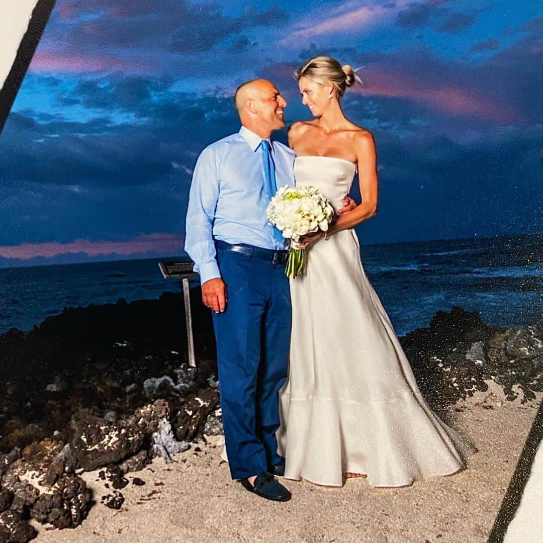 アンナ・ローソンのインスタグラム：「7 years, 2 kids and no itch! #winning #happyanni  @tec200 ❤️😘」