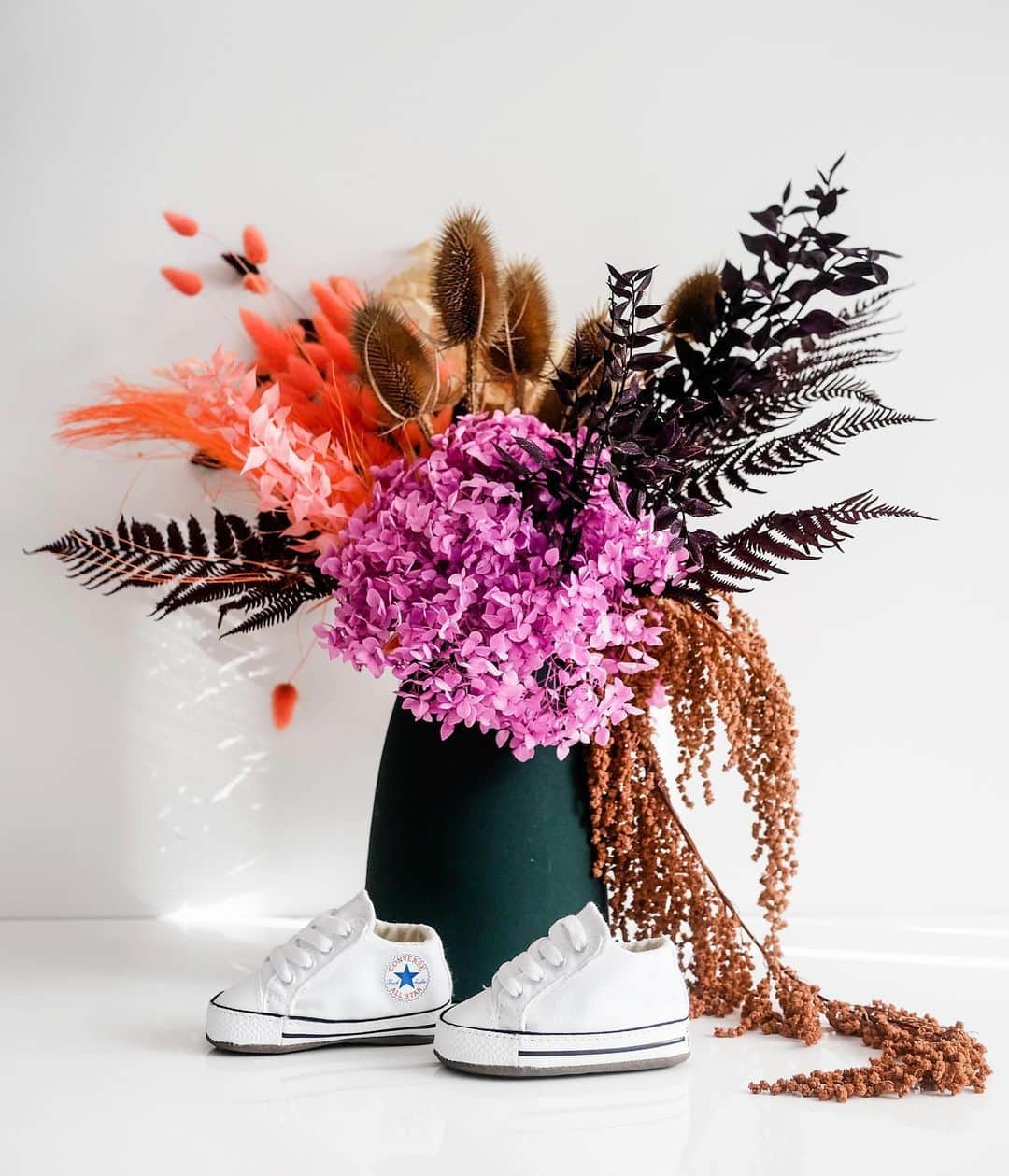 アン・カーティスのインスタグラム：「Her first pair of sneakers. So little. KYOT. 🥰」