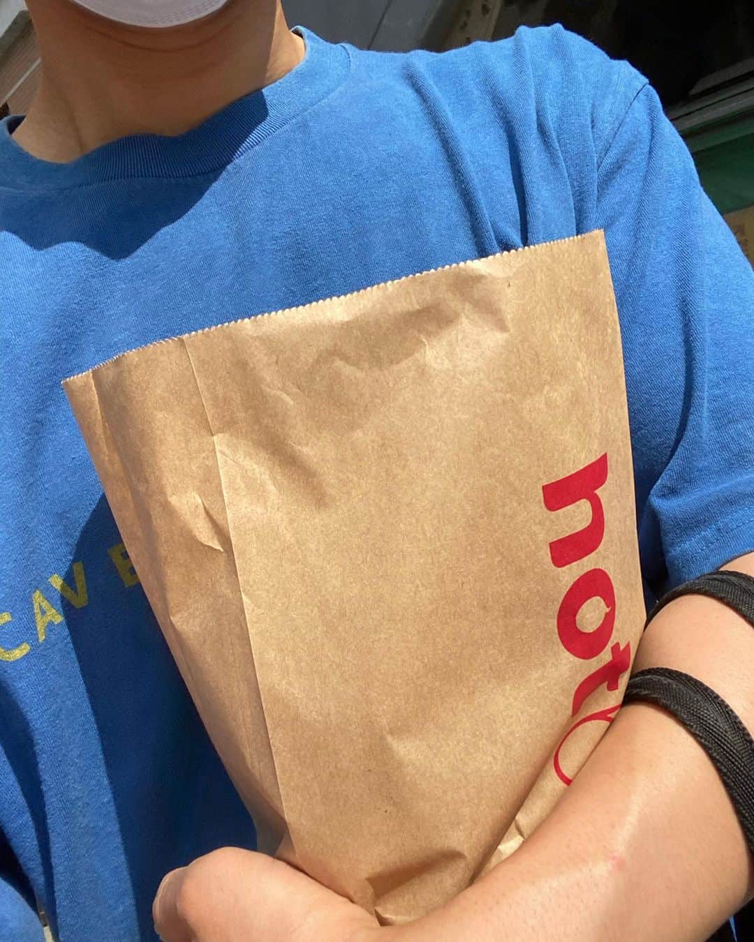イナチ のインスタグラム：「. 🥐🍞🥯 너무  덥다🔥🔥」