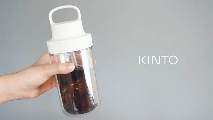 のインスタグラム：「NEW COLLECTION 01 TO GO BOTTLE  息抜きをしながら、穏やかな時間を楽しむ人に向けたTO GO BOTTLE。浮遊感を楽しめる二重構造のボトルは、氷が溶けにくく冷たさを長くキープします。 飲み口は柔らかいシリコーン素材で口当たりの良いストロータイプ。蓋は手にフィットして持ちやすいハンドル付きで、気軽に持ち歩けるデザインです。 [2020年7月中旬入荷予定]  Enjoy the time to unwind and relax with TO GO BOTTLE. The bottle's double wall structure makes drinks look like they are floating in air and prevents ice from melting quickly, keeping drinks cold for a long time.​ ​ The straw-type spout is made of soft silicone material which feels smooth on the mouth. With a handle that is comfortable to hold, it is easy to carry around. [Estimated availability in Japan: Mid July, 2020] . . #kinto #キントー #newcollection #新商品」