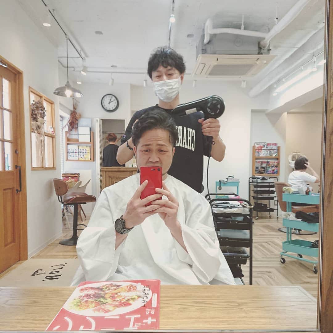 青木淳也さんのインスタグラム写真 - (青木淳也Instagram)「* * * 今日はロケ前に美容室という 生意気なことをしております。 ５ヶ月ぶりに髪を切りました。 * コウセイさん！ 朝からありがた～い♪ 助かりましたー！ * * #ブルーリバー #美容室 #福岡 #fukuoka #感謝」6月23日 10時16分 - blueriveraoki