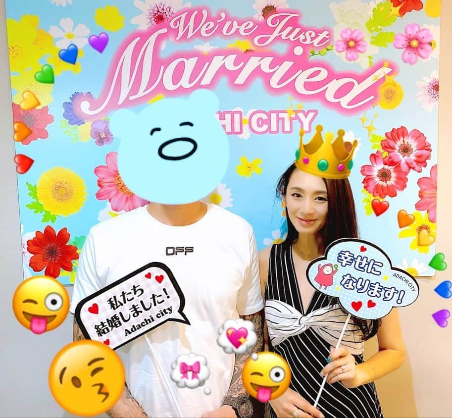 DJ JUICYさんのインスタグラム写真 - (DJ JUICYInstagram)「この度2020.6.20 に 入籍いたしました👩‍❤️‍👨💍🧚‍♀️✨ 彼と出会った時に、わかりやすく言うと、、、運命的なビビビッ⚡️ときた私は... その直後に『ねー結婚しよーう❣️』って言いました🙋🏻‍♀️💫 すると彼は、『うんいーよーって！🙋🏻‍♂️🖤』😂  2018/10月からお付き合いを始め、最初から居心地が良くて、ずっと前から一緒にいるみたいな感じで👐 でも時には、お互いひかなくて毎週！いや３日に1回！くらいケンカばかりしていますが... それでも、好きな気持ちはお互い変わらず... この度夫婦になりました👫💕 私の夢や願いを沢山叶えてくれる彼に心の底から感謝しています😌✨こんな私をお嫁さんにしてくれてありがとう🙏🥺✨ そして、新しい命も授かりました😇✨ お腹の中には8カ月になる赤ちゃんがいます🤰🌈 予定日は、なんと私の誕生日と同じ9月12日👶💙 奇跡に胸いっぱい、お腹パンパンに幸せを感じております。😝✨ 彼と力を合わせて愛情いっぱいの家族を作っていきたいと思っています。👩‍❤️‍👨🏡 これからもどうぞ宜しくお願い致します 🙇🏻‍♀️🙏YUKA/JUICYより💖  #報告 #入籍 #結婚 #妊娠 #家族 #一粒万倍日 #天赦日 #神吉日」6月23日 10時31分 - dj_juicy0912