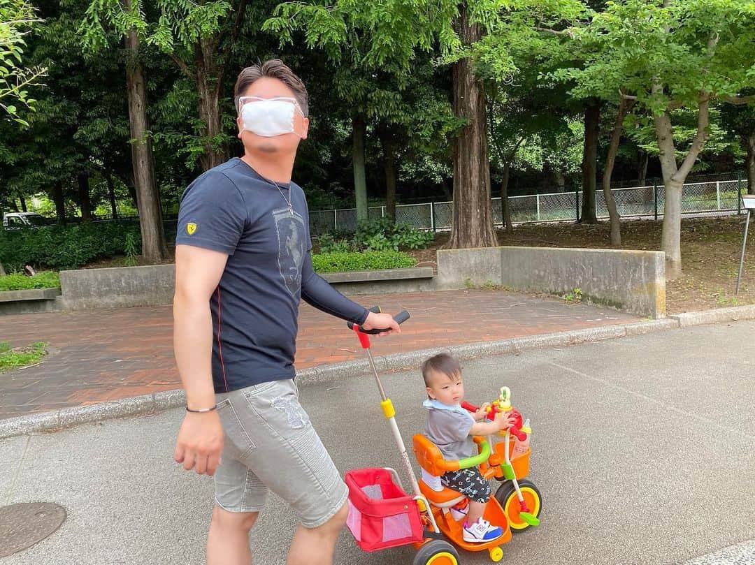 Momoeのインスタグラム：「あの... 顔怖く見えるんですけど... 本当はおもしろいんですよ... . . #happy #家事 #育児 #family #家族 #boy #smile #男の子 #息子 #code #love #lucky #kids #子供 #thankyou #宝物 #ベビー #fashion #follow #心 #縁 #パパ #ママ #家族写真 #男の子ママ #赤ちゃん写真 #photo #子育て #1歳 #flower」