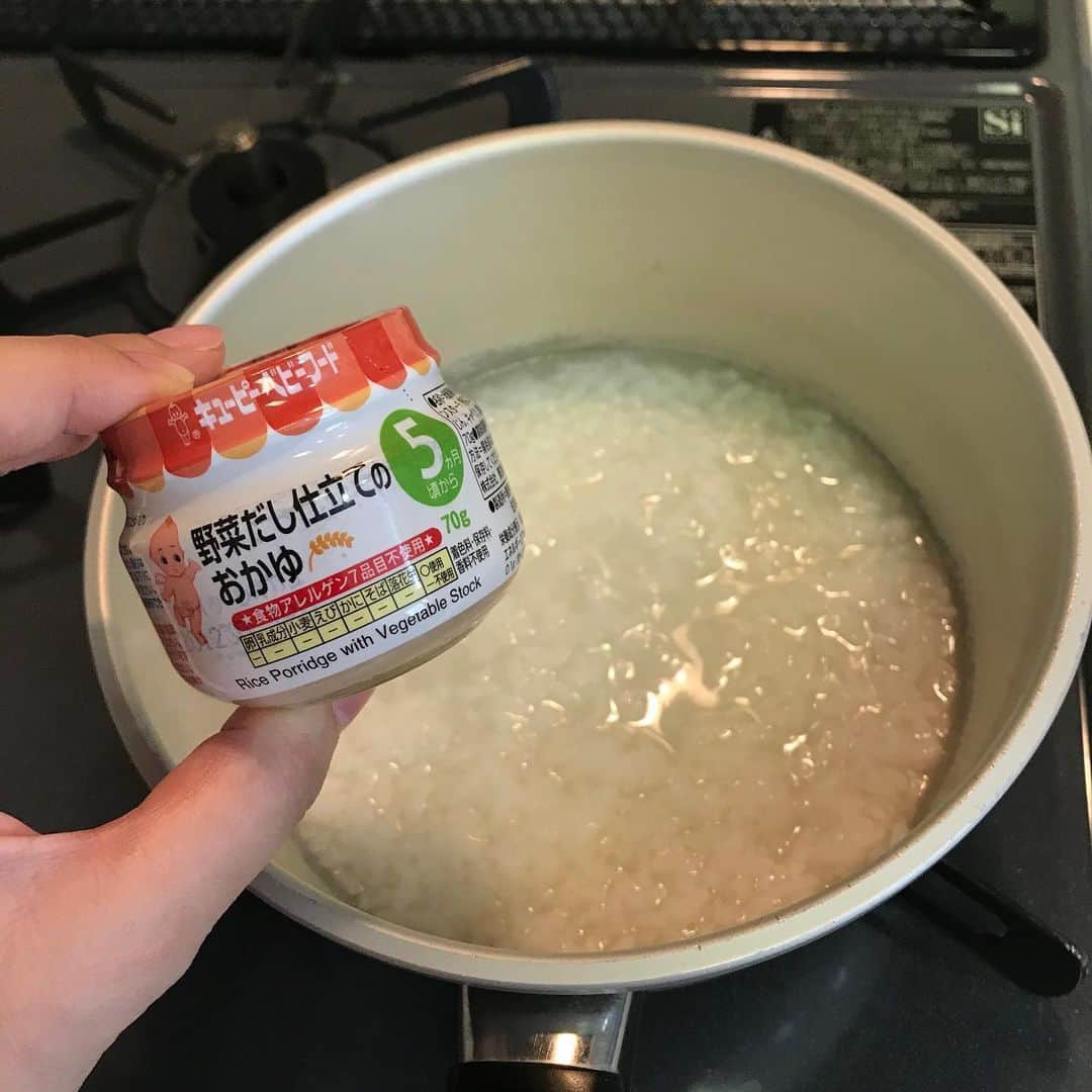 のインスタグラム：「離乳食むむむむむ🍚🥕🌽🐟 今日から7倍かゆにしようと作ってみたけど、これは粒はこのままで良いのかなぁ。この出汁入りお粥を少し混ぜてあげたいけど、こっちは粒が細かい… ゴックン期は、とにかくフードプロセッサーでどろっどろにすれば良かったから簡単だったけど、ここに来て色々まよってます🤔🍚 本だけじゃ分からなくなって、ネット検索するといろんな情報があり、、混乱w 7ヶ月になったらいきなり量が増えるけどいいのかなぁ🤔 6ヶ月からはじめて、昨日まで10倍かゆ大さじ1、潰した野菜小さじ2。だったのに、7ヶ月だと本によっては7倍がゆ大さじ5って書いてある😱しかも１日2回。  タンパク質を今日からあげようと、しらすを買ってきたけど、しらす小さじ1増やすかわりに、野菜は小さじ1減らすべきなのか？それともそのまま増やすのか？  怖いから、量は7ヶ月にしては少ないのかもだけど、ご飯は最初は大さじ2からにしようと思うけど… むむーーーーわからない。検索すればするほど情報ありすぎて分からない😂 まぁ、食べ物だから死にはしないだろうし、様子見つつあげすぎなきゃ平気かなーとも思ったり。  先輩ママ誰かおしえてください🙋‍♀️🍚 #男の子ベビー #男の子ママ #男の子 #7ヶ月ベビー #babyboy #7monthsbaby #親バカ部ig_baby  #親バカ部 　#0歳　#新米ママ　#ベビー　#成長記録　#育児記録　#息子　#乳児 #赤ちゃん #赤ちゃん写真 #こそだてぐらむ #赤ちゃんのいる生活 #離乳食 #離乳食中期」