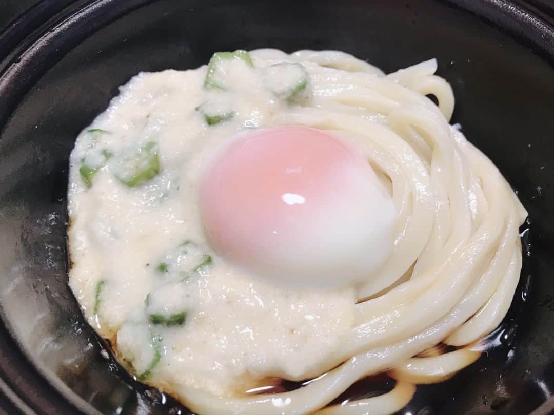 はなまるうどんのインスタグラム：「今日の💗ランチ💗に  #とろ玉ぶっかけ はいかがでしょうか('Д')✨✨ #テイクアウト でご注文の場合、  生卵が温玉に変更になります😳🖐🏻 #はなまるうどん #おうちごはんを楽しもう #おうちではなまる」