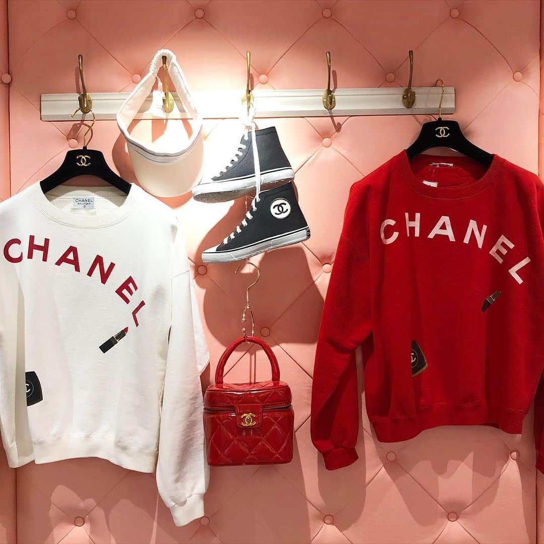 Vintage Brand Boutique AMOREさんのインスタグラム写真 - (Vintage Brand Boutique AMOREInstagram)「おはようございます✨ 本日AMORE wardrobe 11:00~19:30で営業しております♡ 表参道、青山へお出かけの際は、是非AMORE vintageにお越しくださいませ💛 AMORE wardrobe is open 11:00~19:30！Come visit us for the finest vintage Chanel ready to wear collections! :) お問い合わせ /  for more info → ✉️info@amorevintagetokyo.com  #ヴィンテージ #シャネル #ヴィンテージシャネル #ココ #ココマーク #ヴィンテージブランドブティック #アモーレ #アモーレトーキョー #アモーレワードローブ #表参道 #青山 #東京 #vintagebrandboutique #AMORE #amoretokyo #Tokyo #Omotesando #amorewardrobe」6月23日 11時03分 - amore_tokyo