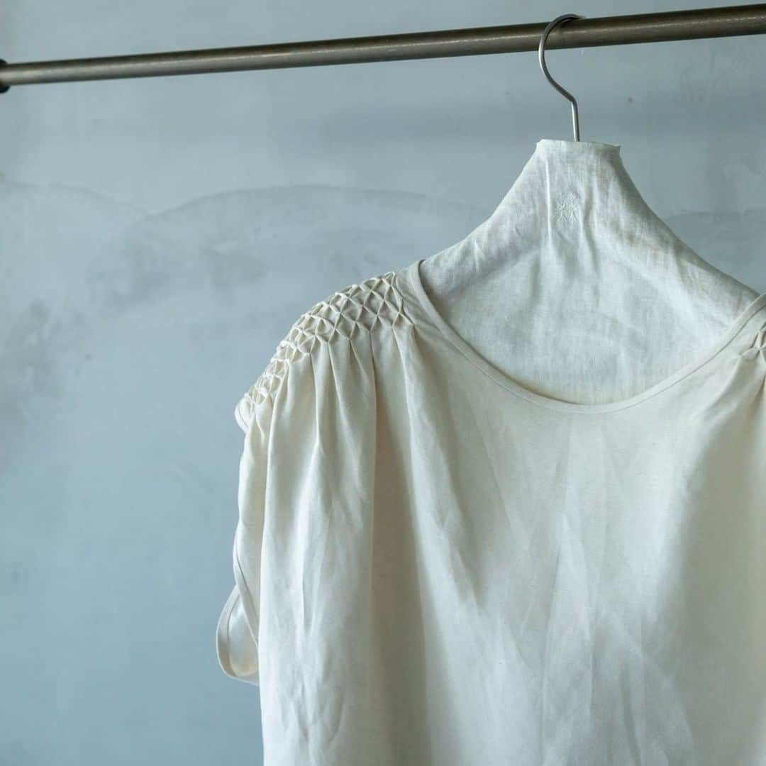 ENCHAINEMENT/mignonさんのインスタグラム写真 - (ENCHAINEMENT/mignonInstagram)「リネンのシャリ感をプラスしたレーヨンのしなやかさもある定番の素材を使用したブラウスです。ショルダー部分にハンドクロス刺繍がポイントになっています。ゆったりシルエットが旬な着こなしに。  Blouse ¥19,000+tax Hermaphrodite NO. 5910170433  @enchainement_official #hermaphrodite #エルマフロディット #ENCHAINEMENT #アンシェヌマン #mignonetenchainement #ミニョンエアンシェヌマン #enchainementunipointdemignon #アンシェヌマンユニポワンドミニョン #dunadix #アナディス #fashion #ファッション #ブラウス #blouse #リネン #2020ss」6月23日 11時05分 - enchainement_official