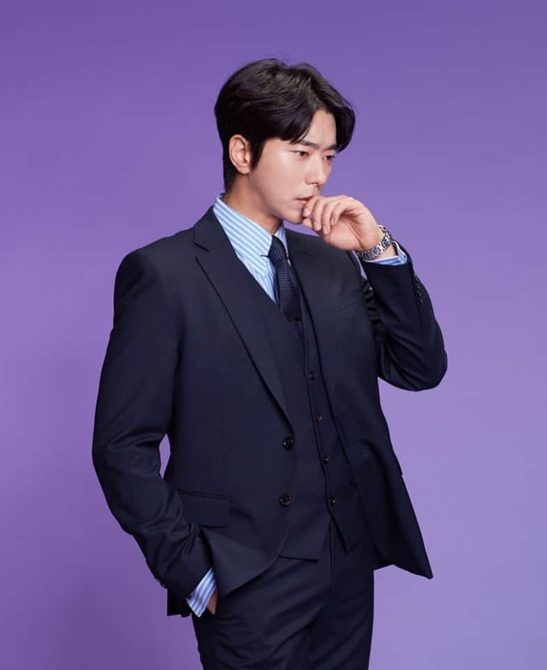 ユン・ヒョンミンのインスタグラム：「제약회사대표인놈🌞 #그놈이그놈이다 #7월6일첫방 #kbs」