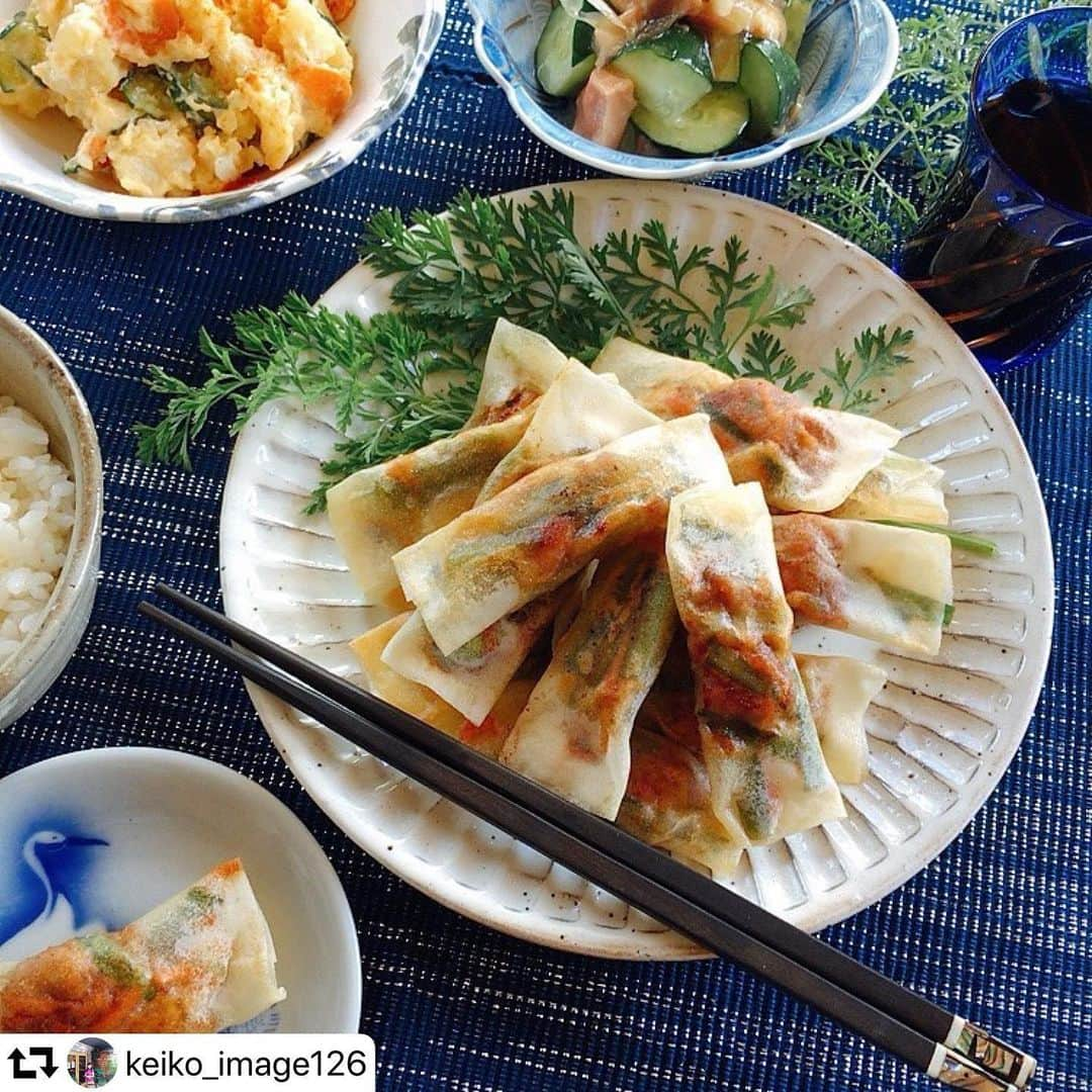 クスパさんのインスタグラム写真 - (クスパInstagram)「#repost @keiko_image126 ・・・ ⿴⿻⿸ ・  おうちごはん 🍚🥢 ・ ☆豚キムチ春巻き ☆リメイクポテサラ ☆きゅうり＆焼き鳥缶 ・ ビール🍺のおつまみにも ごはんのおかずにも❤︎"❤︎"❤︎" ・ ☆豚キムチの春巻き ・豚こま切れ肉 ・白菜キムチ ・ニラ ・人参 ・ゴマ油.塩.胡椒.酒.プルコギのたれ(トンカツソースでも👌) ・ ①ニラは2.3cmに.人参は繊切り.キムチは汁気を絞り荒く切る。 ②小麦粉と水で溶き のりを作っておく。春巻きの皮は4等分の大きさに切っておく。 ③皮の真ん中に具を置き.手前からくるくる巻き.のりをつけ.両端をつまんでしっかり閉じる。 ④フライパンに油を敷き低温で裏返しながらじっくり焼く。 ・ 💚味がしっかりしているので何もつけなくても食べれますが.お好みでカラシやポン酢でどうぞ🙌 ・ ☆ #リメイク料理  じゃが芋の煮物に飽きたら〜 カレーをしたりコロッケにしたり･･･🤔 今回は ポテトサラダに変身🥗✨ お出汁で煮た薄味のじゃが芋なので美味しいポテサラになりました(^^♪ ・ ☆ #缶詰め料理  きゅうりを塩で軽く揉んで.焼き鳥缶と茗荷を刻んで混ぜ合わせました。 急いでいる時の一品にいかがでしょうか(^^♪ 来月の課題は缶詰め利用料理🥫 簡単にできるもの 考え中🤔 ・ ・ 昨日は暑い中 庭の草引きしてバテバテー😣 🌱🌱🌱 疲れが残ってる💦 ・ では 今日もニンマリ笑顔でね😄 ・ ・ ・ #豚キムチ春巻き#おうちごはん#てづくりごはん365 #わたしのラクめし#わたしのおいしい写真 #悪魔のおうちごはん#フーディーテーブル #簡単レシピ#サンキューグラマー#おいしい初夏研究会 #シャキッと夏ごはん #免疫力アップレシピ #クスパ#ヨムーノ料理部 #器好き  @ouchigohan.jp  @39grammer  @cookingschoolpark」6月23日 11時12分 - cookingschoolpark