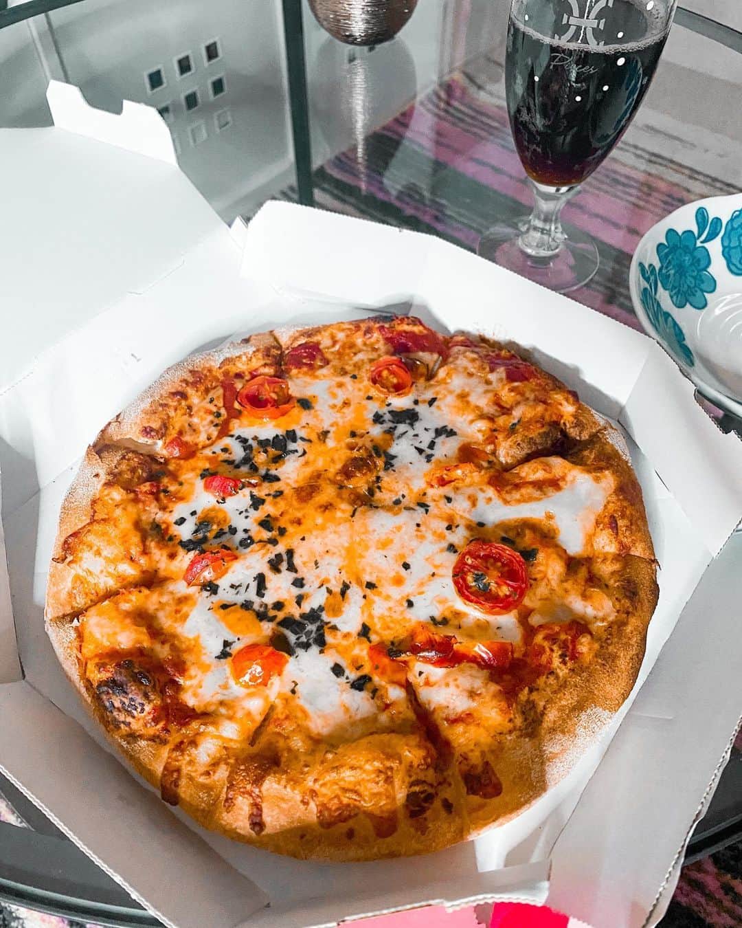 Gabrielaさんのインスタグラム写真 - (GabrielaInstagram)「ℙ𝕚𝕫𝕫𝕒 ℕ𝕚𝕘𝕙𝕥 . Domino’s pizzaがデリバリー最低注文金額撤廃を 先月からスタートしたので、週末はバリューセットをデリバリーして頂きました💕　週末のご褒美🤤 この新サービスで、一人で食べれる量だけを注文出来るの！ いつもの食べ過ぎをコントロール出来て嬉しい🥺　 今回はマルゲリータにしたよ😋 お家でお仕事してる事が多くなったから、料理する時間がない時に使いたいサービス🙂❤️ 時間指定もできて便利です💯 . Janta de domingo🤗 Domino’s pizza retirou a regra de valor mínimo por pedido, Ótimo para quem não quer comer de mais!🥺 Esse foi meu pedido do fds! . . Sunday dinner ❤️ Domino Pizza removed the minimum value per order💯 Great for those who don't want to overeat!😭🙏 . . . #pizza #weekend #italian #ootd #ドミノピザ #PR #ピザ　#マルゲリータ　#週末　#ご褒美」6月23日 11時37分 - rkgabriela