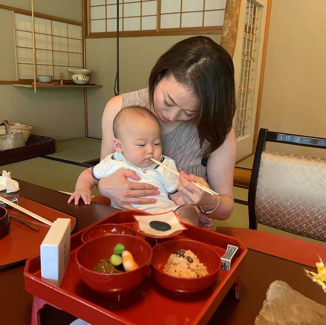 田中雅美さんのインスタグラム写真 - (田中雅美Instagram)「先日、ずいぶん遅くなってしまったのですが、息子のお食い初めをすることができました。 ・ ・ 本人は何のことやらでしたが（笑） ・ ・ 「一生、食べ物に困らないように」 の願いを込めて。 ・ ・ しっかり食べて、健康にたくましく育ちますように。。 ・ ・ #お食い初め #遅くなりましたが #食べ物に困らないように #願いをこめて #親友　のくみと #姪っ子　の一葉 #来てくれてありがとう」6月23日 11時43分 - tanakamasami_official