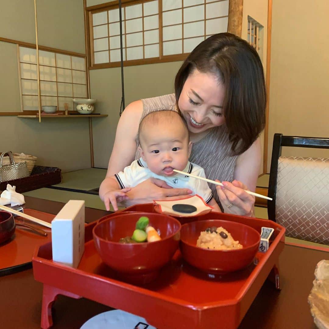田中雅美さんのインスタグラム写真 - (田中雅美Instagram)「先日、ずいぶん遅くなってしまったのですが、息子のお食い初めをすることができました。 ・ ・ 本人は何のことやらでしたが（笑） ・ ・ 「一生、食べ物に困らないように」 の願いを込めて。 ・ ・ しっかり食べて、健康にたくましく育ちますように。。 ・ ・ #お食い初め #遅くなりましたが #食べ物に困らないように #願いをこめて #親友　のくみと #姪っ子　の一葉 #来てくれてありがとう」6月23日 11時43分 - tanakamasami_official