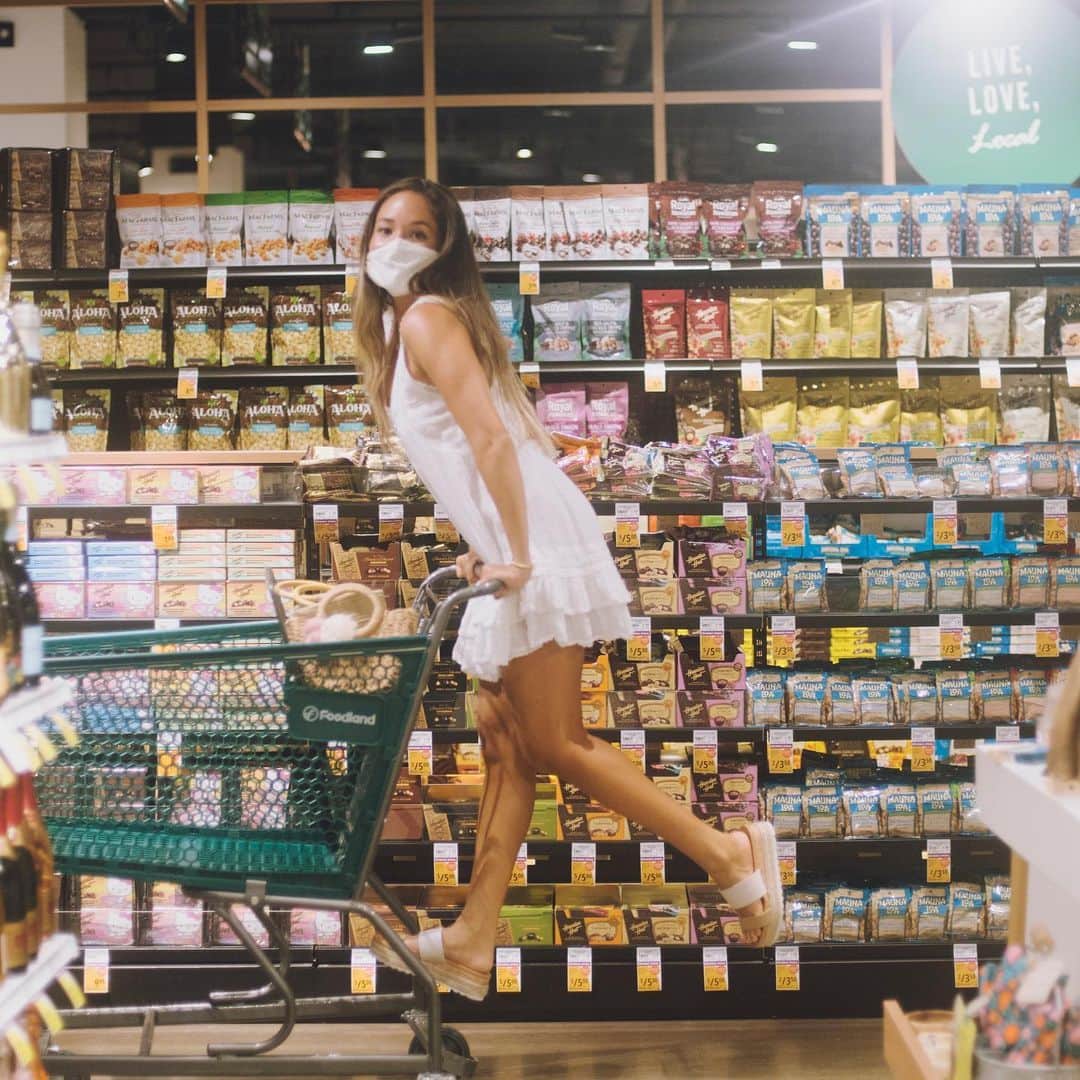 アリッサ ウーテンのインスタグラム：「Zipping through @foodlandhi stocking up and prepping the week with the island’s freshest produce! Supporting local is so easy when @FoodlandHi is close by! #ad #HDOAEatlocal #eatlocaltoday PC @amandakutaka」