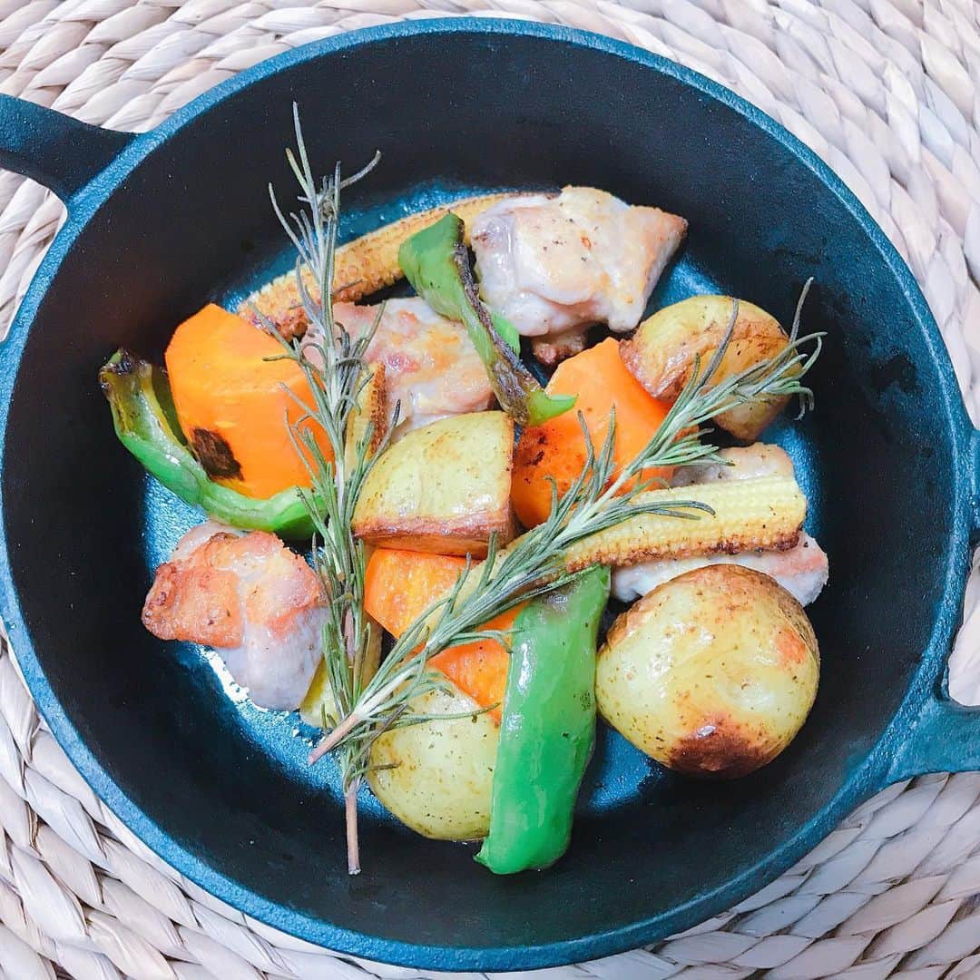 のインスタグラム：「. 最近は野菜とタンパク質が一緒に摂れる一品料理にハマりちゅ〜！ 一品で済むから練習で疲れててもすぐできるし楽ちん。 今回は素材の味を活かしたメニュー！ オーブンで焼いただけ。でも、ほくほくで美味しかった。 食べたものでカラダは作られるから食事はとても大事〜！ #らでぃっしゅぼーや#アスリート飯#アスリートごはん#アスリートご飯#アスリート女子#アスリートフードマイスター#食べたものでカラダは作られる」