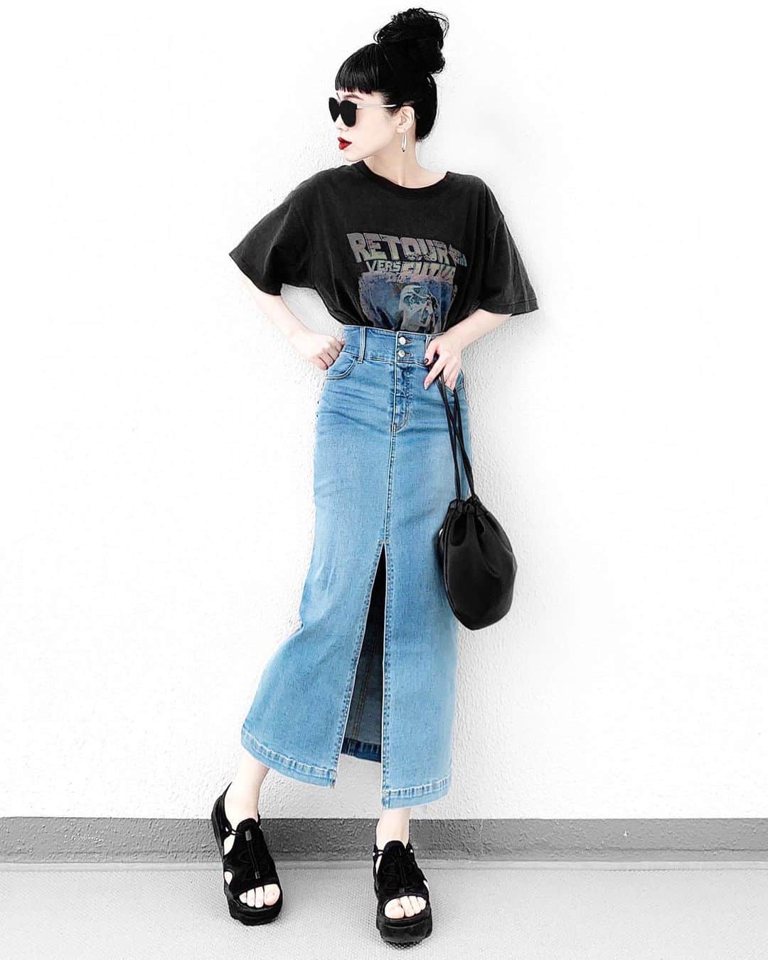 lve_xxxxのインスタグラム：「.﻿ .﻿ ﾃﾞﾆﾑｽｶｰﾄ💙﻿ @royalparty_official ﻿ ﻿ ﾌﾛﾝﾄｽﾘｯﾄで足捌き◎﻿ ｽﾄﾚｯﾁきいてて履きやすし◎﻿ ﻿ 🚲はちょいお股🔞危険だったので﻿ 終始立ち漕ぎで目的地到着時には﻿ ちんだ😇﻿ ﻿ 筋肉痛は明後日位かな？👵🏻﻿ #筋肉量80代ってなんかで言われた 爆﻿ ﻿ ﾛｲﾊﾟはきれい目にもｶｼﾞｭｱﾙにも﻿ 着られる服多くて地味にﾁｪｯｸしてる🔍✧﻿ #相方の影響﻿ ﻿ @akte_official のﾌﾟﾘﾝﾄTeeは﻿ お気に入りで着まくり洗濯しまくりで﻿ ええ感じに古着感出てきた☺︎﻿ ﻿ 巾着BAGは @lveu.official の﻿ 新作予定のﾓﾉでｼｮﾙﾀﾞｰにもなる﻿ 2way使用☝️(大好き2way)﻿ ﻿ また発売日決まったら﻿ ご紹介させて頂きます☺︎﻿ ﻿ ﻿ その他コーデアイテム詳細は﻿ WEARをご覧くださいませ。﻿ ﻿ WEAR ： lvexxxx ﻿ 💻 https://wear.jp/sp/lvexxxx/﻿ ﻿ －－－－－－－－－－－－－－－－－－﻿ ﻿ 📢コメント頂ける際は、﻿ 最新投稿にお願い致します。﻿ ﻿ 過去投稿に頂いた際、気がつかない事もあり﻿ お返事致しかねる場合が御座います🙇‍♀ ️﻿ ﻿ ﻿」