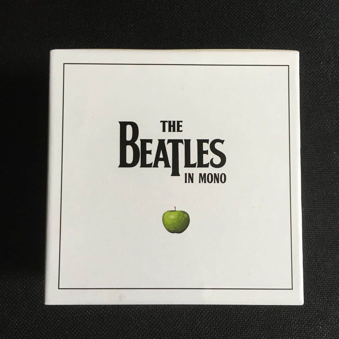 斉藤伸也のインスタグラム：「my new gear...ビートルズモノボックス！！赤盤青盤しか持ってなくてアルバムをちゃんと聴きたいと思ってたけど、ステレオミックスだとミックスが破天荒すぎて聴いてて疲れるのでモノボックスいっちゃいました！  #thebeatles #monoral」