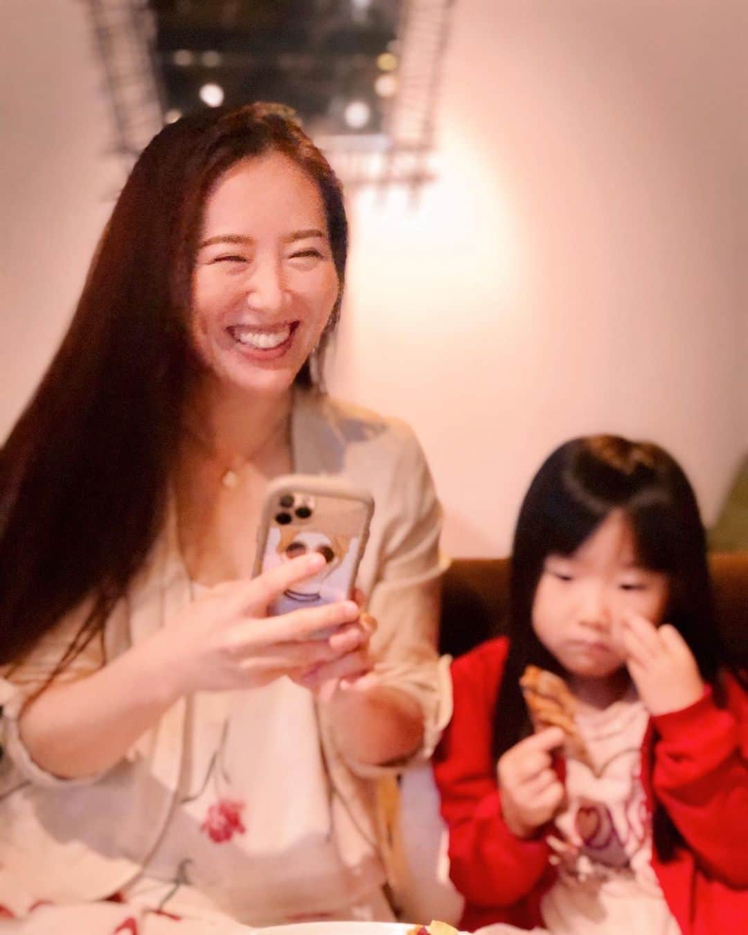 ありさ・あげまんクリエイターのインスタグラム：「久々にママ友とランチ❤️﻿ ﻿ 大好きなママ友に﻿ 『出会ってから1番幸せそうな笑顔！』﻿ と言われて嬉しい🥰﻿ ﻿ 末っ子はおすましのつもり笑﻿ ﻿ 遠回りな人生も悪くない😁﻿ ﻿ #lunch #friend #smile #singlemom」