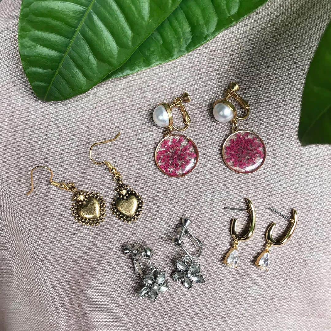 BOX CHARM Industryのインスタグラム：「オーダーピアス&イヤリング . お好みのチャームでピアス、イヤリングのオーダー制作ができるようになりました😻 . 詳しくはオンラインストアをご覧ください！！ . .  #boxcharmindustry #boxcharm #handmade #accessory #handmadeaccessory  #ボックスチャームインダストリー #ボックスチャーム #ハンドメイド #アクセサリー #ハンドメイドアクセサリー #ピアス #夏ピアス #オリジナルデザイン #デザインピアス #公式オンラインショップ #NEWオープン #期間限定 #50パーセントオフ」