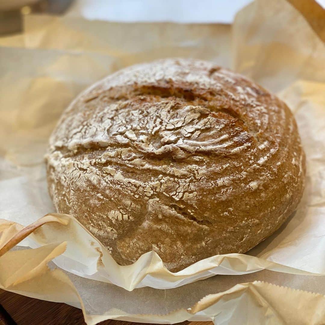 早見優さんのインスタグラム写真 - (早見優Instagram)「久しぶりに焼きました！ サワードー💕  Ah! My sourdough bread. How I love thee ❤️ #sourdough #bread #homemadebread #artisanbread #サワードー  #パン作り」6月23日 11時53分 - yuyuhayami