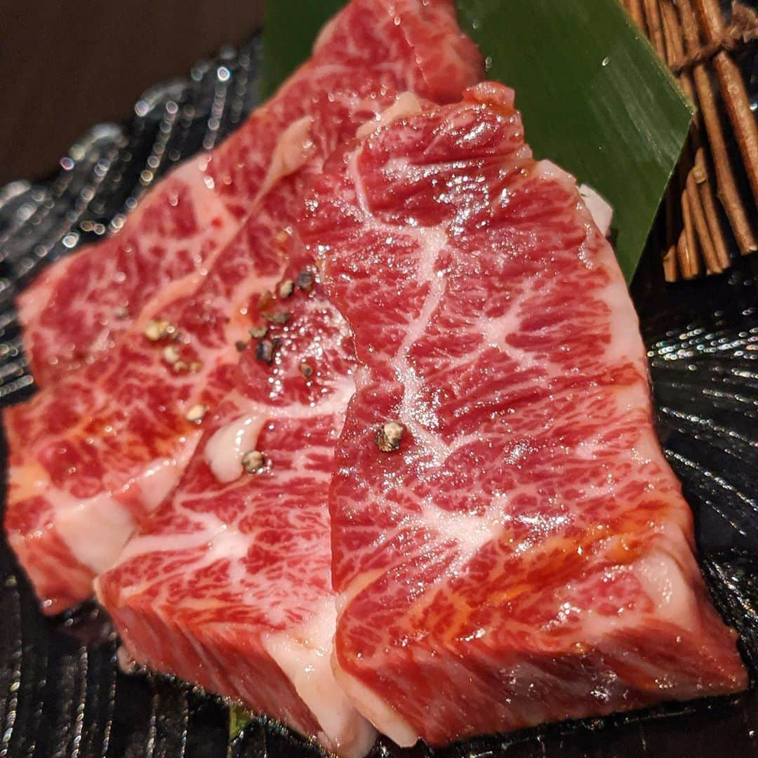 大見さなえさんのインスタグラム写真 - (大見さなえInstagram)「牛タン絨毯1面焼き🥺🥩🥩﻿ 『#薩摩牛の蔵大門店 』﻿ ﻿ 鹿児島県産黒毛和牛でA5の中でもわずか４％しか取れない﻿ BMS10以上の"薩摩牛4%の奇跡"を使用🐃✨﻿ ﻿ 牛タン絨毯1面焼きは板一面にぎっしり敷き詰められて﻿ まさにじゅうたんのよう☺️ここで寝たい🛌🥓﻿ ﻿ 他にも歯切れのいい上ハラミや﻿ ハラミステーキは1枚160gで手のひらサイズで存在感あり😋✋﻿ ﻿ どこで育ったかだけでなく、誰が育てたかまでこだわっていて﻿ 店内には生産者さんの顔まで分かるようになっとる🥺﻿ 生産者さんとお店のお肉に対する想いが伝わる(*´꒳`*)﻿ ﻿ 店内はシックな雰囲気で、個室も2名からあるのでデートや﻿ 30名以上可の大人数の集まりにも利用しやすい🙆‍♀️﻿ ﻿ 今回はお肉大好きな方々と🥩﻿ 和牛ジャーナルさんお誘いありがとうございます😊﻿ ﻿ 📞	050-5596-8397﻿ 営業時間﻿ 平日ランチ　　11：30～14：00（LO13：30）﻿ 平日ディナー　17：00～23：00（LO22：30）﻿ 休日ディナー　17：00～23：00（LO22：30）﻿ 日曜営業﻿ ﻿ 定休日﻿ なし（12/31　1/1は休業）﻿ ﻿ #薩摩牛の蔵 #pr #焼肉 #薩摩牛﻿ #和牛 #wagyu #タン #牛タン #肉テロ﻿ #お肉 #肉 #meat #yakiniku #大門グルメ﻿ #めぐログ_大門 #めぐログ_浜松町 #浜松町グルメ」6月23日 11時57分 - tabe_megumi