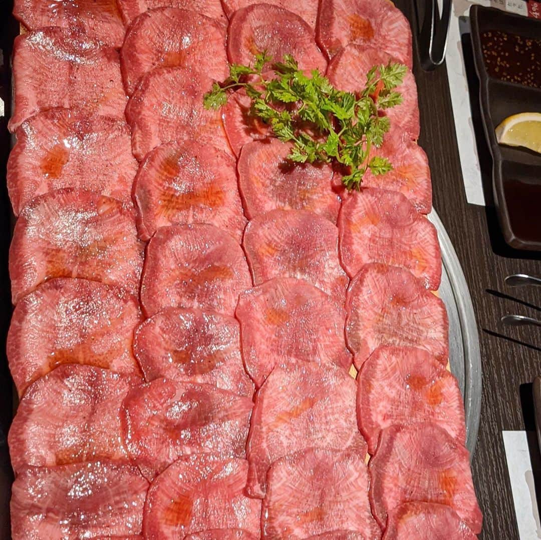 大見さなえさんのインスタグラム写真 - (大見さなえInstagram)「牛タン絨毯1面焼き🥺🥩🥩﻿ 『#薩摩牛の蔵大門店 』﻿ ﻿ 鹿児島県産黒毛和牛でA5の中でもわずか４％しか取れない﻿ BMS10以上の"薩摩牛4%の奇跡"を使用🐃✨﻿ ﻿ 牛タン絨毯1面焼きは板一面にぎっしり敷き詰められて﻿ まさにじゅうたんのよう☺️ここで寝たい🛌🥓﻿ ﻿ 他にも歯切れのいい上ハラミや﻿ ハラミステーキは1枚160gで手のひらサイズで存在感あり😋✋﻿ ﻿ どこで育ったかだけでなく、誰が育てたかまでこだわっていて﻿ 店内には生産者さんの顔まで分かるようになっとる🥺﻿ 生産者さんとお店のお肉に対する想いが伝わる(*´꒳`*)﻿ ﻿ 店内はシックな雰囲気で、個室も2名からあるのでデートや﻿ 30名以上可の大人数の集まりにも利用しやすい🙆‍♀️﻿ ﻿ 今回はお肉大好きな方々と🥩﻿ 和牛ジャーナルさんお誘いありがとうございます😊﻿ ﻿ 📞	050-5596-8397﻿ 営業時間﻿ 平日ランチ　　11：30～14：00（LO13：30）﻿ 平日ディナー　17：00～23：00（LO22：30）﻿ 休日ディナー　17：00～23：00（LO22：30）﻿ 日曜営業﻿ ﻿ 定休日﻿ なし（12/31　1/1は休業）﻿ ﻿ #薩摩牛の蔵 #pr #焼肉 #薩摩牛﻿ #和牛 #wagyu #タン #牛タン #肉テロ﻿ #お肉 #肉 #meat #yakiniku #大門グルメ﻿ #めぐログ_大門 #めぐログ_浜松町 #浜松町グルメ」6月23日 11時57分 - tabe_megumi