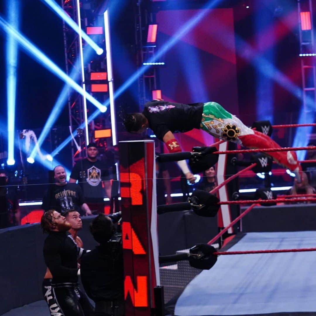 WWEさんのインスタグラム写真 - (WWEInstagram)「@619iamlucha finally gets one up on @wwerollins!  #WWERaw」6月23日 12時08分 - wwe