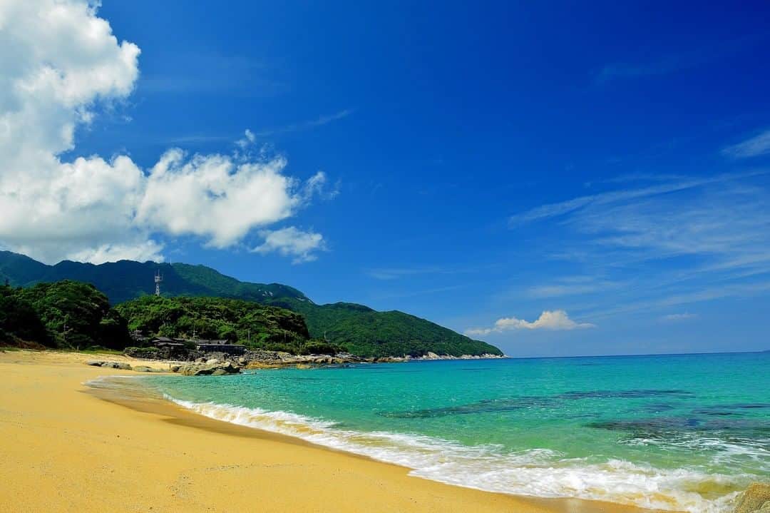 THE GATEさんのインスタグラム写真 - (THE GATEInstagram)「【 Nagata Inaka Beach// #Kagoshima 】  The Nagata Inaka Beach is on the northwestern coast of Yakushima island.  l This stunning coastline is registered in the Ramsar Treaty as a wetland of international importance.  l From May to July, thousands of sea turtles arrive to the beach to lay their eggs.  l The baby sea turtles hatch and return to the sea between late July and September.  l This is one of the few spots in the world where you can witness the phenomenon.  l If you want to see this, you can join the official sea turtle tour hosted by the Nagata Sea Turtle Committee. l In order to preserve the environment for the sea turtles, the beach is closed from 7:30p.m. to 5:00a.m. between May and late August. . ————————————————————————————— ◉Adress Nagata, Yakushima-cho, Kumage-gun, Kagoshima ————————————————————————————— THE GATE is a website for all journeys in Japan.  Check more information about Japan. →@thegate.japan . #Japan #view #travel #exploring #visitjapan #sightseeing #ilovejapan #triptojapan #japan_of_insta #療癒 #instagood #粉我 #赞 #travelgram #instatravel #unknownjapan #instagramjapan #instaday  #oceanview #ocianlife #bathing #Maligo #karagatan #沐浴　#해수욕　#Mandi #lautan」6月23日 12時00分 - thegate_travel