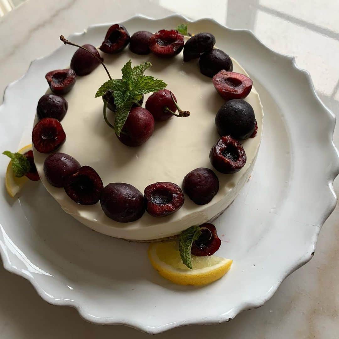 のインスタグラム：「ヨーグルトをたっぷり使った甘さ控えめの 定番レアチーズケーキ。今回はブラックチェリーと屋上で育てたミントをのせて🌿 #ryokos_kitchen  #fathersday #thankyou  #レアチーズケーキ #甜菜糖　 #甘さ控えめ #父の日のお祝い #おうちデザート　 #ゼラチンなくて寒天で作ったらちょっとゆるかった」