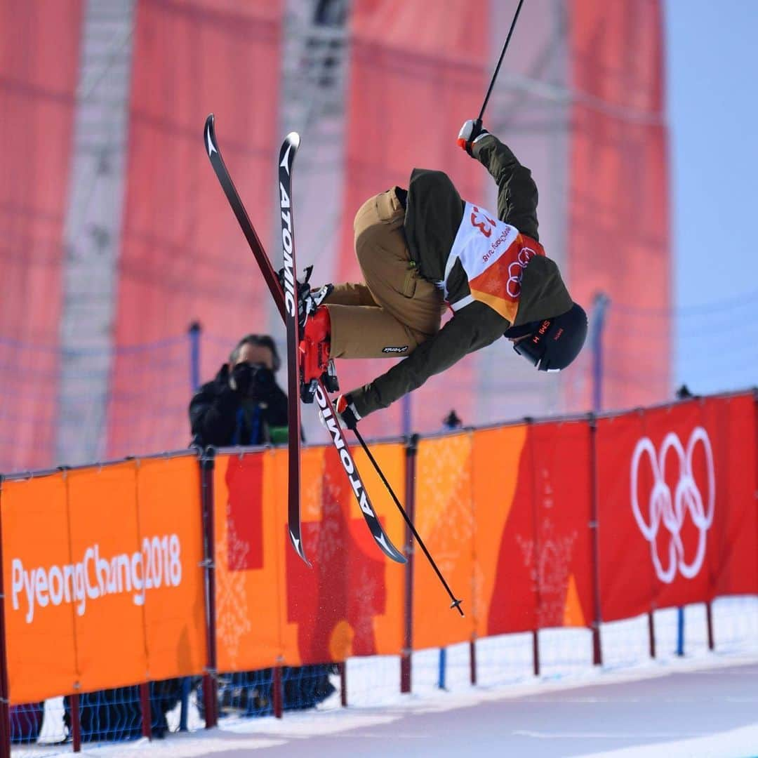 小野塚彩那のインスタグラム：「Happy Olympic Day！ . . .📸 @aflosport  @kenjiromatsuo.aflosport . . #olympic #skihalfpipe #pyongchangolympics2018 #halfpipe . . 2回目のオリンピックはメダルは取れなかったけど、お金も時間も100%そこに注ぎ込んでもっとああすればよかったとか、こうすれば良かったとか、後悔は１つもない。. . だからハーフパイプ選手として引退するときも何も後ろ髪ひかれずにスパっと止めることができた。. . そして同時に新しい事にもチャレンジし始めて、スキーって最高じゃないか！！って改めて感じたよ。. . 今の選手にも後悔のないアスリートライフを送ってほしいな。」