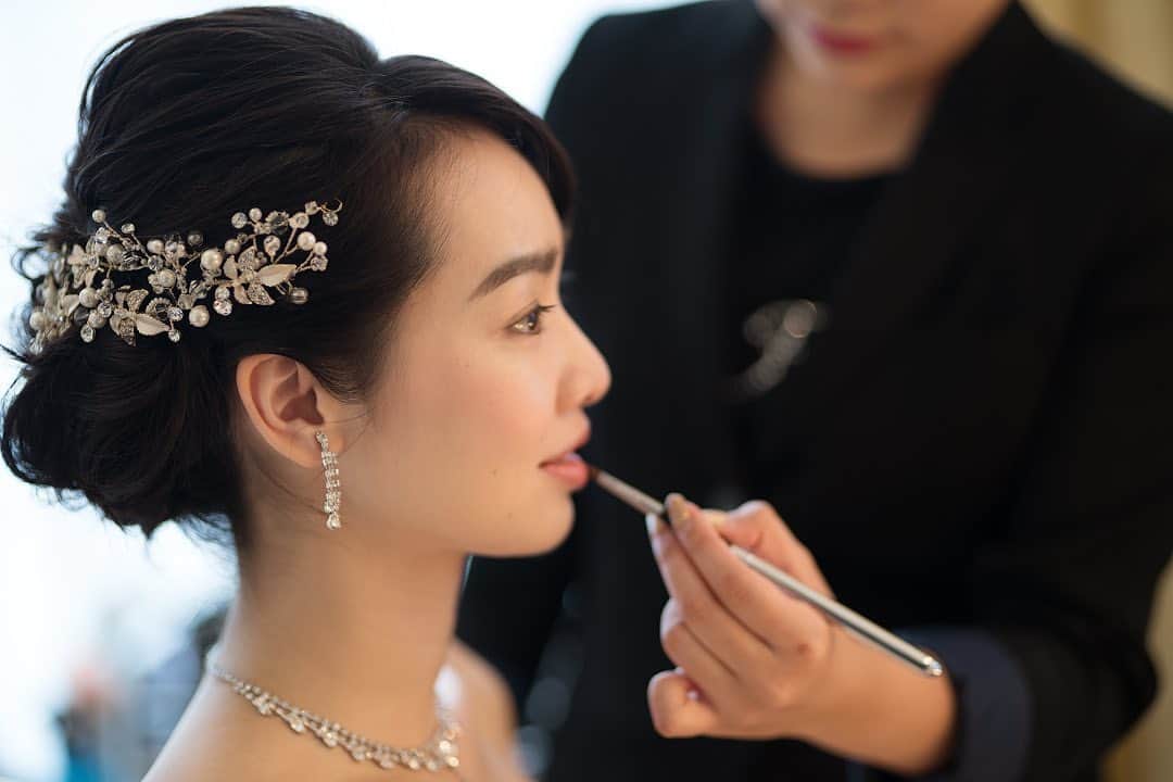 新横浜プリンスホテルのインスタグラム：「これからはじまる最高の結婚式に少し緊張しながら。⁣ ゲストとの出会いや家族と過ごした日々に思いを馳せ、笑顔溢れる１日になりますようにと願いを込めて。⁣ ⁣ ⁣ #新横浜プリンスホテル#ウェディング #ホテル#新横浜#横浜#みなとみらい #ウェディングフェア#プリンスホテル#結婚式 #ホテルウェディング#プレ花嫁#結婚式準備#結婚準備#日本中のプレ花嫁さんと繋がりたい #式場迷子#ブライダル #ブライダルフェア #新横浜花嫁#式場探し #式場選び #ホテル婚 #結婚式相談 #関東プレ花嫁⁣ #shinyokohamaprincehotel#princehotel#shinyokohama#hotel #wedding #weddingfair #hotelwedding」