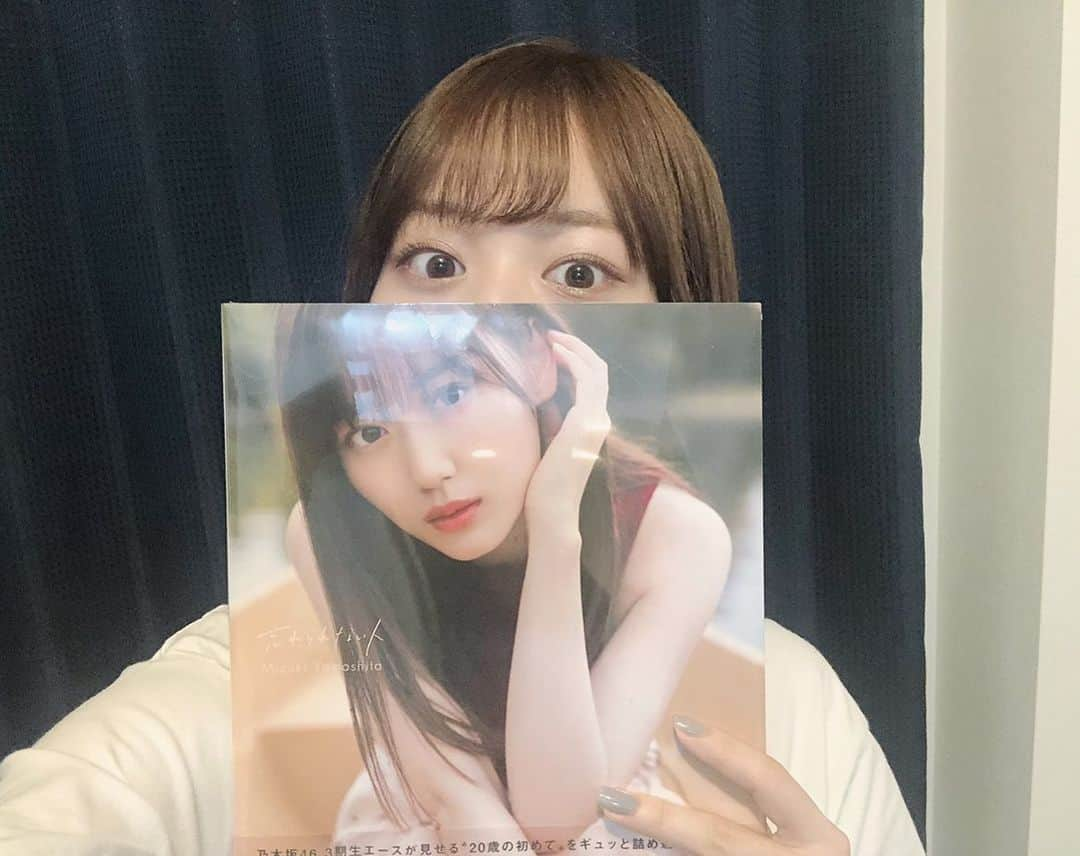 山下美月のインスタグラム：「・ CanCam8月号は本日発売です✨✨﻿ ﻿ 全編リモートで作られたCanCam、﻿ 山下さんも自撮りで参加しています❣️﻿ ﻿ ショートヘアになって変わったことや、﻿ #忘れられない人 の発売から半年ほど経ち﻿ 今だから話せる思い出話もたーーっぷりしています。﻿ 写真集未掲載カット、﻿ SNSで紹介したオフショもたくさん集めました😊﻿ ﻿ ぜひチェックしてくださいね🌈﻿ ﻿ ﻿ #CanCam発売日﻿ #持っているのはセブンネット版と楽天ブックス版 #山下美月1st写真集﻿ #忘れられない人﻿ ﻿」