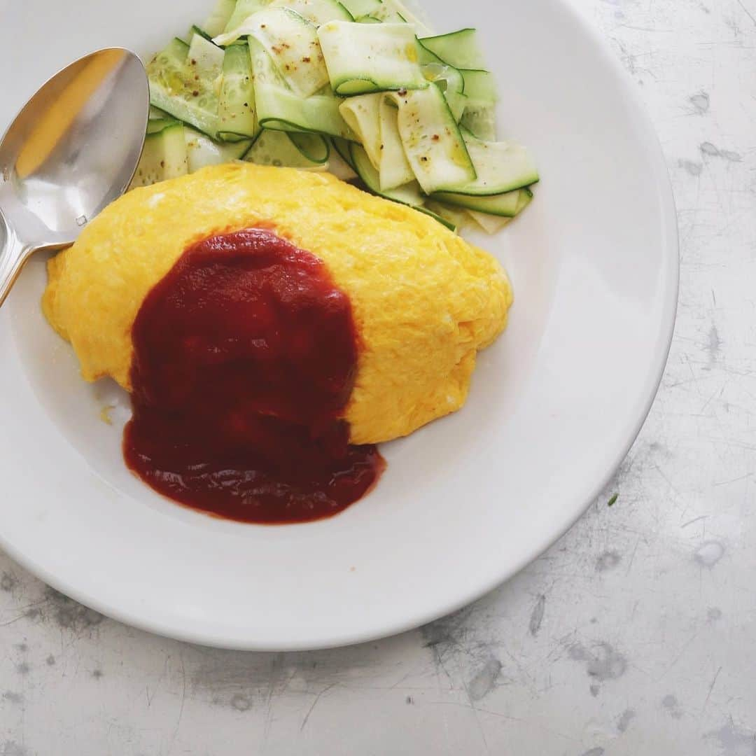 樋口正樹さんのインスタグラム写真 - (樋口正樹Instagram)「omelette with rice . シンプルなオムライスに ズッキー二とキュウリの リボンなサラダを添えて。 . . #今日のランチ #お昼ごはん #オムライス #ケチャップ #リボンサラダ #omelettewithrice #omeletterice #omelette」6月23日 12時15分 - higuccini