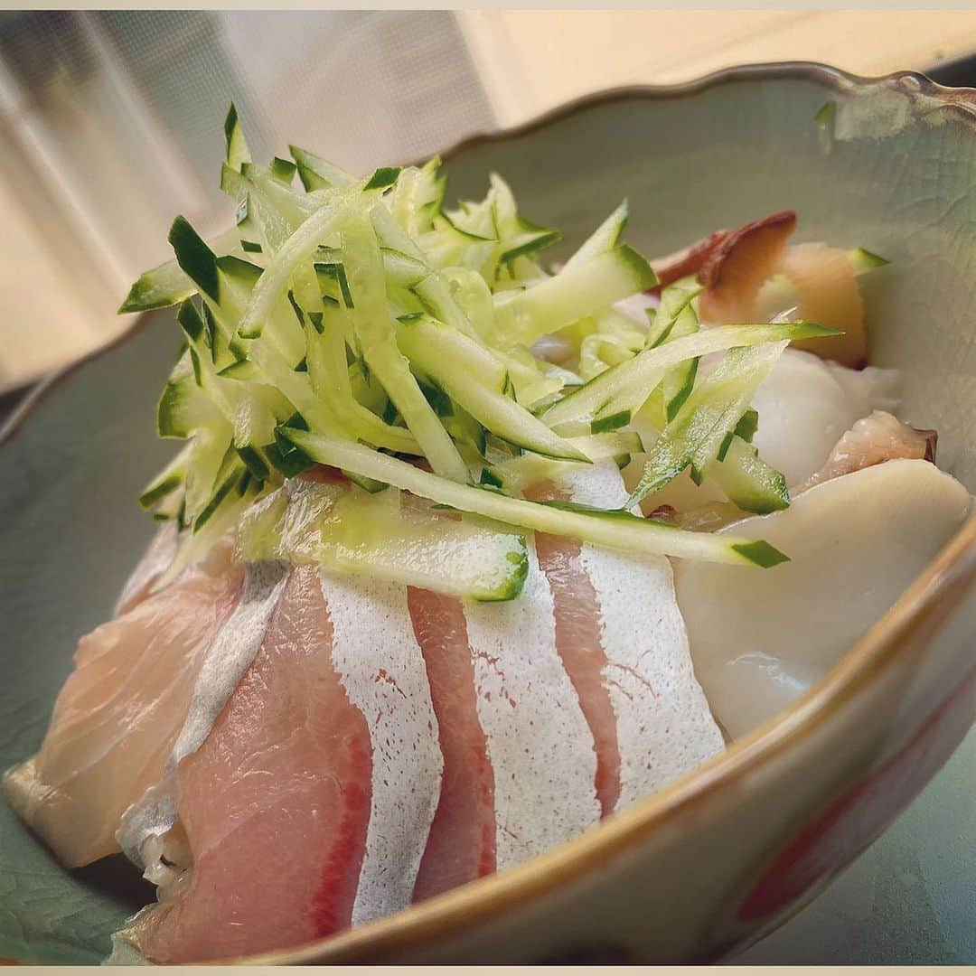 岡本安代さんのインスタグラム写真 - (岡本安代Instagram)「▶︎父の日ランチ#海鮮丼 #刺身 はさく買い #厚めにカット が醍醐味 #カンパチ←#鹿児島 #ブリ←#鹿児島 #生タコ←#北海道 #ホタテ←#北海道 ブリとカンパチは#鹿児島#養殖日本一 #美味過ぎる #父の好物 だけを詰め込んだ #おうちごはん #デリバリー #プレゼント も添えまして。 北の味覚と南の味覚#日本人に生まれてよかった  #走り続ける岡本家 #アメブロ 絶賛更新中 #５人の子育てママウンサー  #岡本安代」6月23日 12時15分 - okamoto.yasuyo