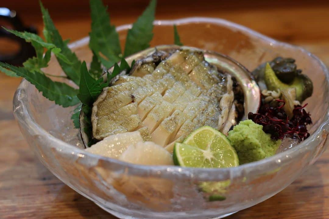 高井直子さんのインスタグラム写真 - (高井直子Instagram)「🐚🐚 和歌山にお住まいの 素敵なご夫婦からの サプライズ🗯 沢山のアワビたち。 @tochang420 にお料理してもらって 美味しくいただきました😋 ありがとう😊 #サプライズ！」6月23日 12時25分 - naokotakai