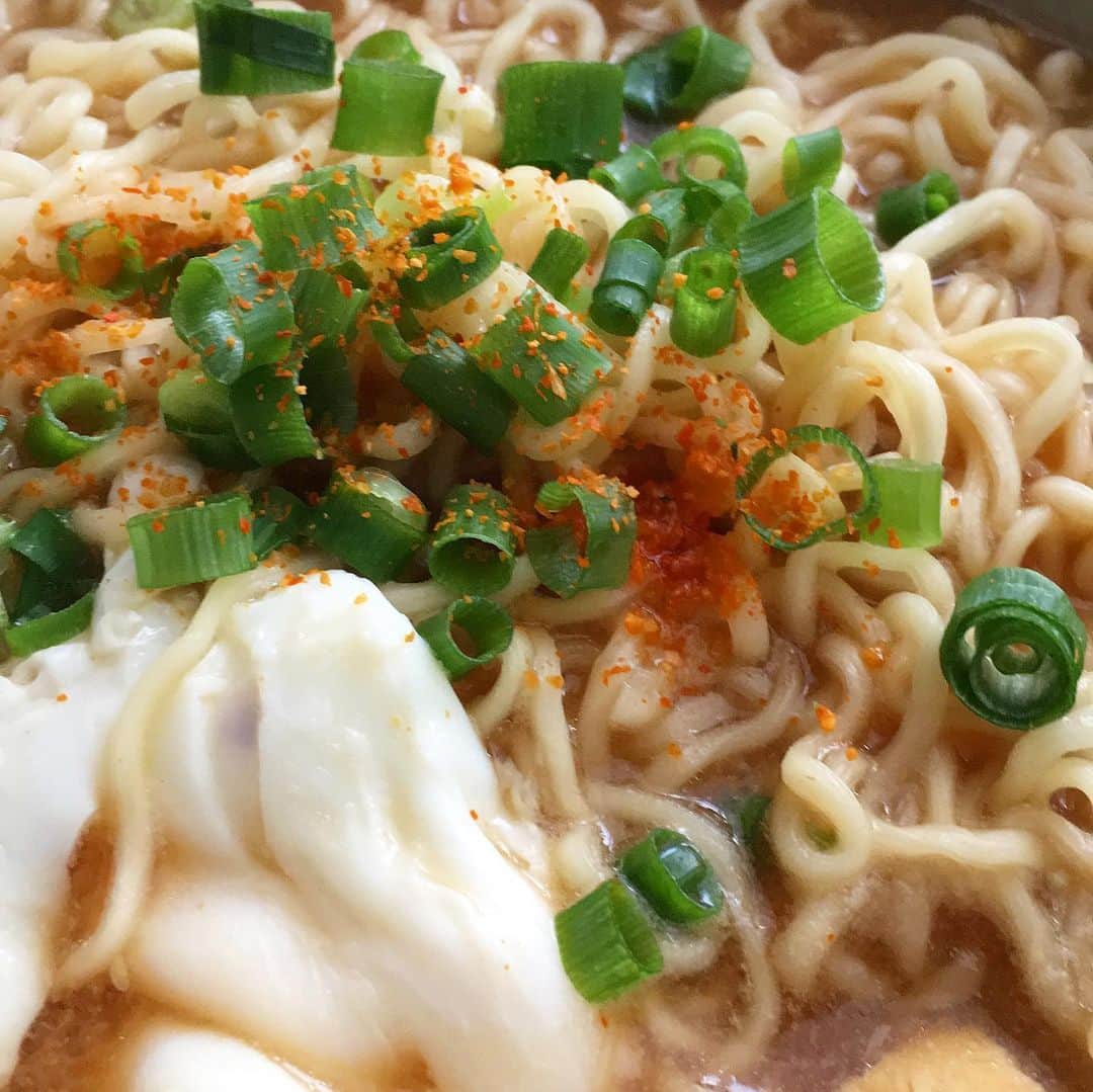 宮本菜津子さんのインスタグラム写真 - (宮本菜津子Instagram)「今日のひるごはん。サッポロ一番みそラーメン🍜に卵とネギ入れた〜。みそも塩も同じくらい好きやから、いつもどっちを買うかめっちゃ悩むんですけど、みんなどないしてるんやろ、迷わず一択な人もおるんかな〜。ちなみに、醤油は食べたことあるんやろうけど記憶に残らないくらいの数しか食べたことありませんわ。美味しいんは美味しかった気するねんけど、、！ - #massofthefermentingdregs  #motfd #masudore #lunch #lunchtime  #lunchtime🍴  #lunchtime😋  #ramen  #マスドレ #ランチ #ランチタイム #ひるごはん #おひるごはん #昼ごはん  #お昼ごはん  #昼ご飯  #お昼ご飯  #ラーメン #サッポロ一番  #サッポロ一番みそラーメン」6月23日 12時17分 - natsukondesu