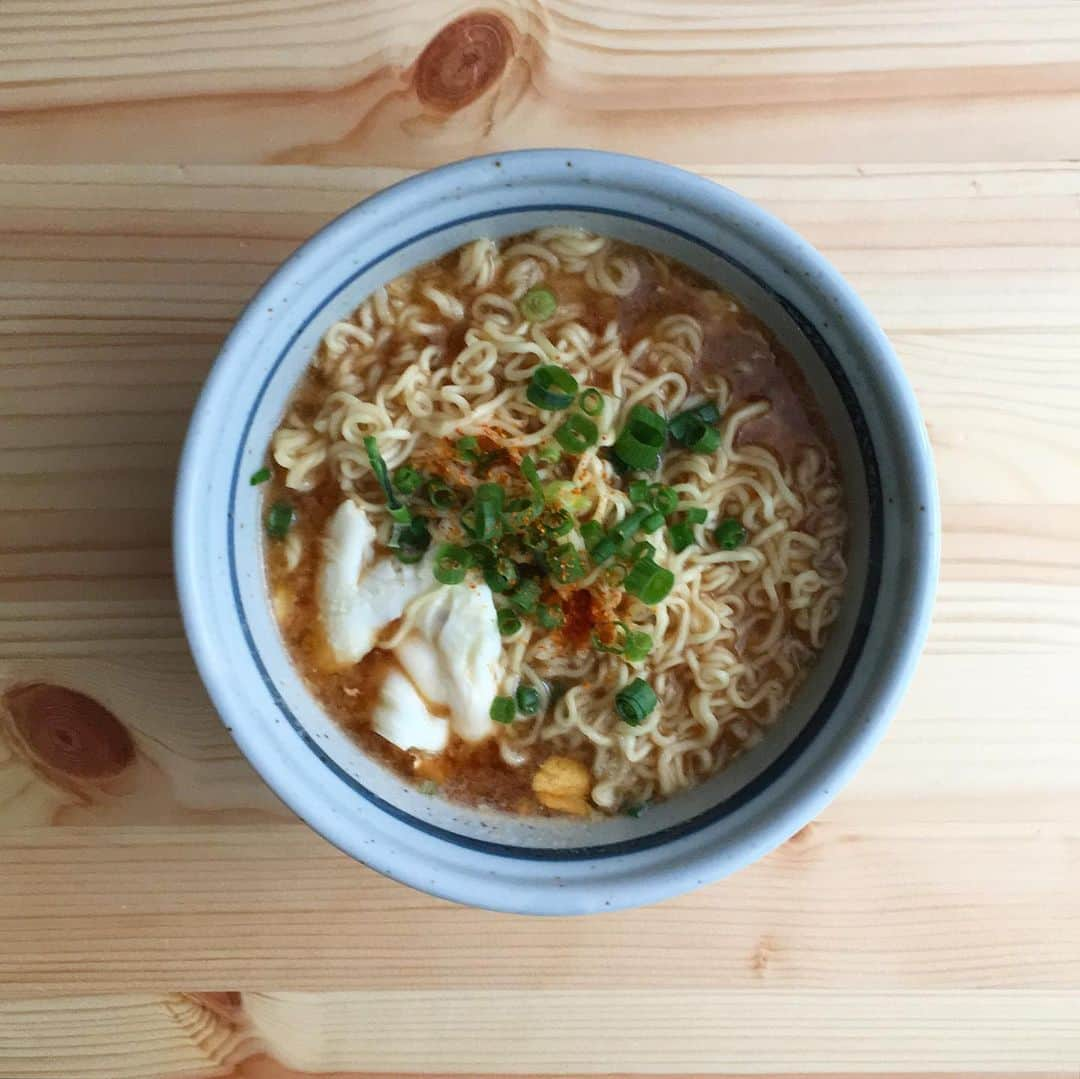 宮本菜津子さんのインスタグラム写真 - (宮本菜津子Instagram)「今日のひるごはん。サッポロ一番みそラーメン🍜に卵とネギ入れた〜。みそも塩も同じくらい好きやから、いつもどっちを買うかめっちゃ悩むんですけど、みんなどないしてるんやろ、迷わず一択な人もおるんかな〜。ちなみに、醤油は食べたことあるんやろうけど記憶に残らないくらいの数しか食べたことありませんわ。美味しいんは美味しかった気するねんけど、、！ - #massofthefermentingdregs  #motfd #masudore #lunch #lunchtime  #lunchtime🍴  #lunchtime😋  #ramen  #マスドレ #ランチ #ランチタイム #ひるごはん #おひるごはん #昼ごはん  #お昼ごはん  #昼ご飯  #お昼ご飯  #ラーメン #サッポロ一番  #サッポロ一番みそラーメン」6月23日 12時17分 - natsukondesu