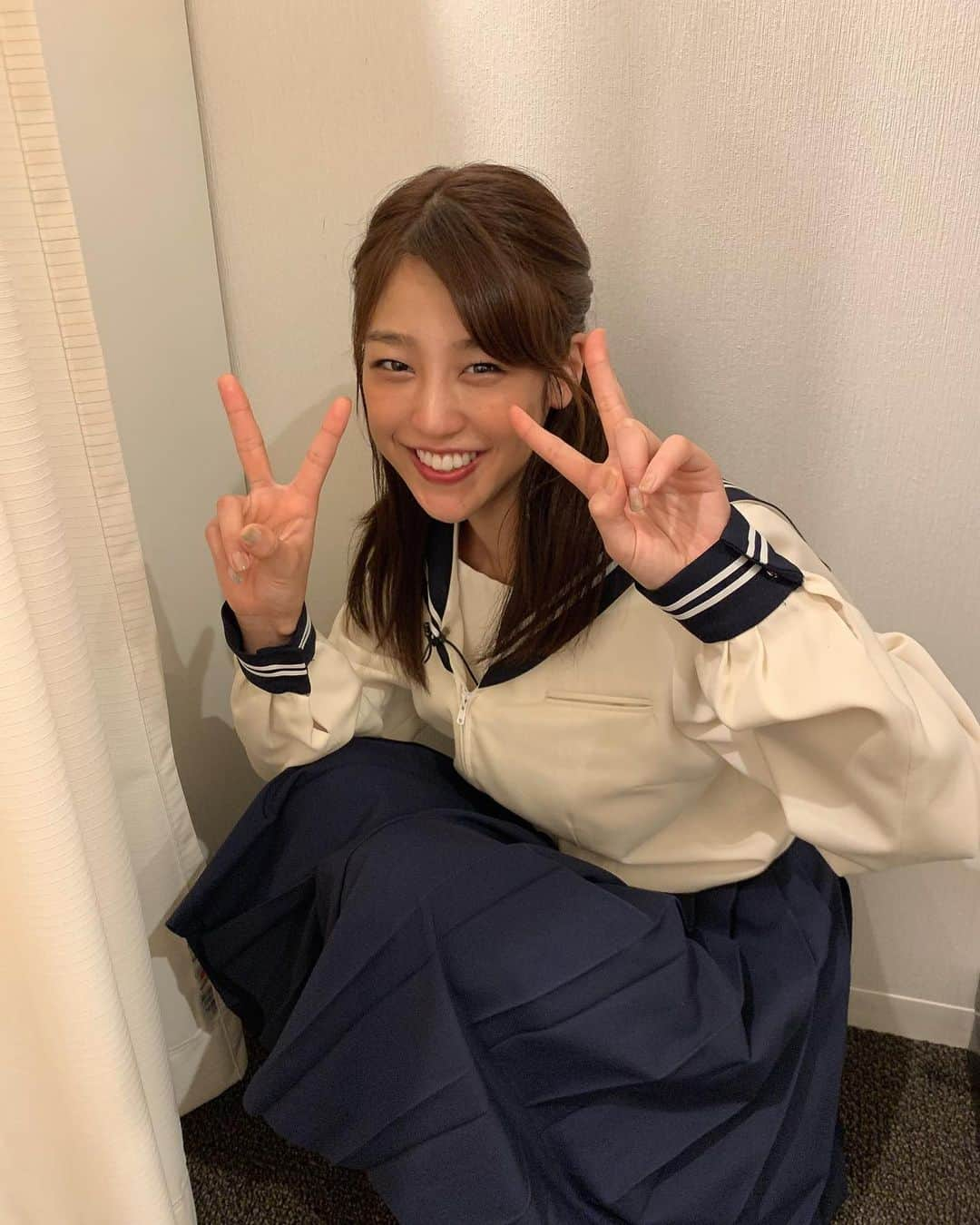 岡副麻希さんのインスタグラム写真 - (岡副麻希Instagram)「🍉﻿ 今夜【#林修の今でしょ！講座、３時間ＳＰ】﻿ #テレビ朝日 系列﻿ ﻿ 出演します👩🏽‍🎓🌏💫﻿ ﻿ 私はとってもかわいい、きゃわいい﻿ いぬねこたちに癒されつつ、﻿ いろんな習性を学ばせていただきました🤎🐾﻿ あーはやくひめちゃんでたしかめたい☺️❗️﻿ ﻿ セーラー服を着せていただいたのだけど、﻿ なんか足りない気もする🤔🎀笑﻿ リボンってあるもの？ないもの？🤔🤔🤔﻿ 私は中高、ブレザーだったから﻿ セーラー服って新鮮すぎる〜🎉🎈😝﻿ #セーラー服#ブレザー#懐かしき」6月23日 12時18分 - maki_okazoe_official