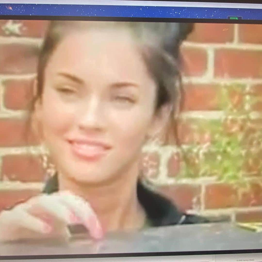 のインスタグラム：「Megan Fox wrote this today. This is a still from her Audition taping 13 years ago. No. She is not washing a car nor in a bikini like the press have falsely said for many years. And I personally think Megan is fantastic.  I’m proud to have worked with her, and still am planning on working with her.」