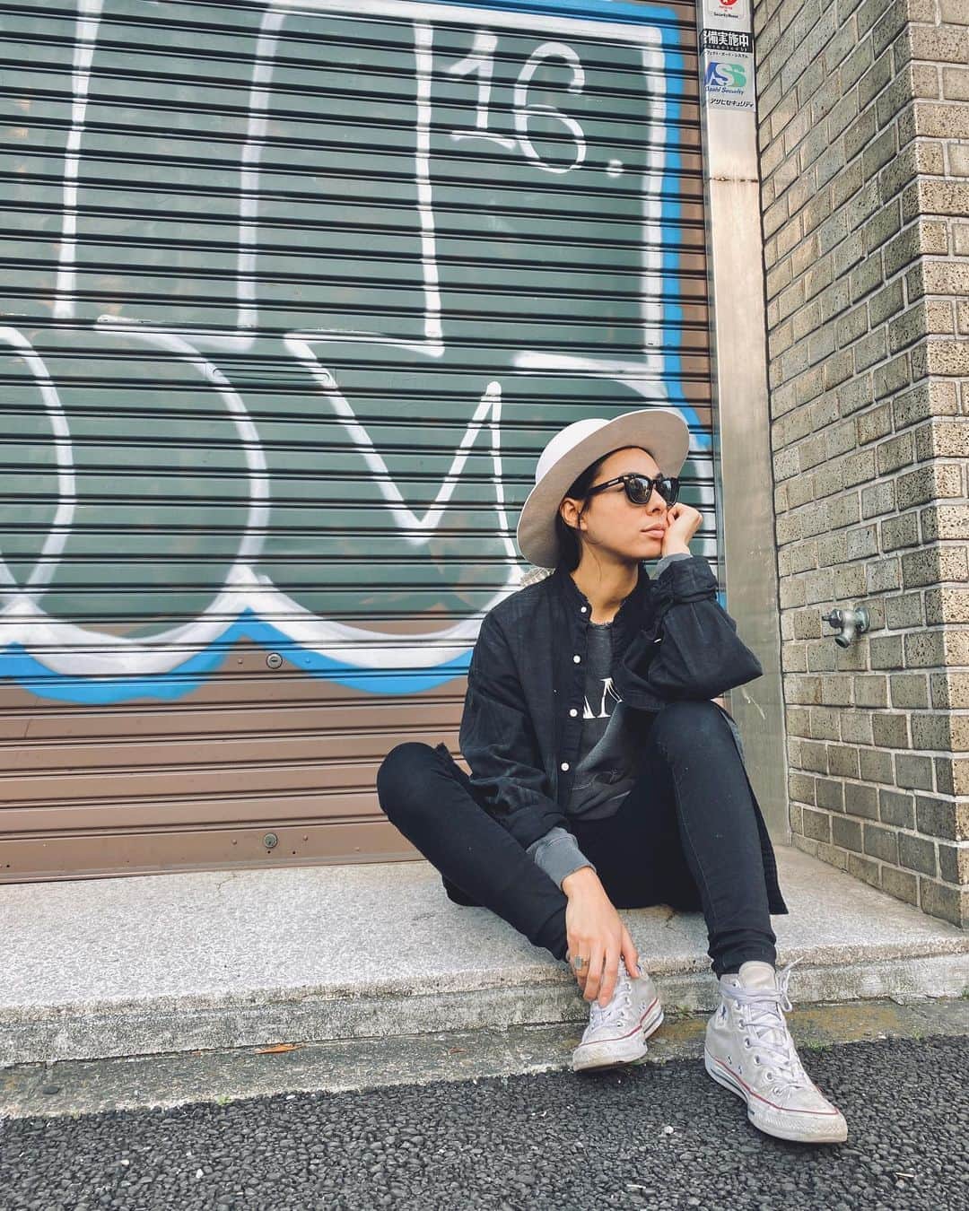 のインスタグラム：「Things are slowly getting back to normal here (Almost) it’s nice to be able to go to my favorite coffee shops and have visitors at my studio🖤 How is everything / everyone in the rest of the world? 🌎. . 少しづつだけど世の中が元どおりになってきた感じがするね。人も多いね！💦 みんなは仕事に戻ったり、学校に戻ったりまた普通の生活に慣れてきたかな？苦労してないかな？ これからどうなって行くかわからないけど引き続き気をつけながら、お互いをサポートしながら前向きに進もうね🌱 #tokyolife#tokyo#japan#fashion#ootd」