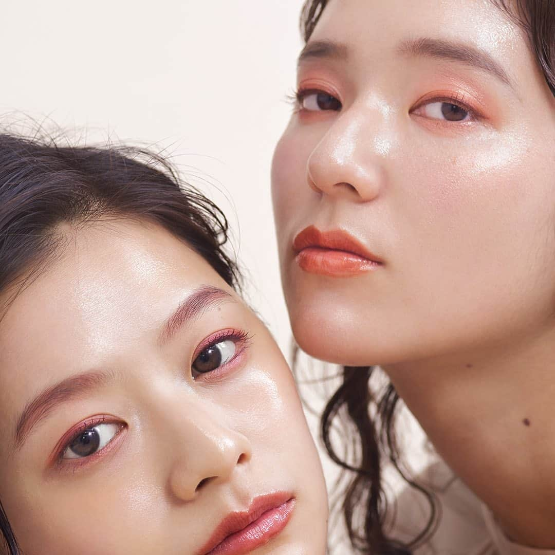 ISETAN MiRRORさんのインスタグラム写真 - (ISETAN MiRRORInstagram)「. . . ISETAN MiRROR﻿ ﻿ ﻿ 2020 summer TREND MAKE UP﻿ ﻿ ﻿ 【Summer Essential】﻿ ﻿ ﻿ key word “水もち肌”②﻿ ﻿ ベースメイクに何よりも大切なのは、丁寧にスキンケアされて潤いに満ちた肌。﻿ メイクがきれいに乗った肌で、１日を気持ちよく過ごすために、朝のスキンケアでは化粧水で潤いをしっかり補給＆オイルや乳液で肌を守ります。﻿ ﻿ ﻿ ★マスク着用時のポイント★﻿ 肌が出る部分が限られるので、マスクをつける少し上の部分にツヤっと光るハイライトを仕込むのがおすすめ。﻿ ﻿ 微細なラメの美しいパウダータイプや、瑞々しいツヤの出るスティックタイプ等、ぜひお気に入りの質感を見つけて、毎日のメイクを楽しみましょう！﻿ ﻿ ﻿ #isetanmirror #イセタンミラー﻿ #2020summer #2020夏﻿ #trendmakeup #夏メイク﻿ #summeressential﻿ #サマーエッセンシャル﻿ #cosme #cosmetics #コスメ #コスメティクス﻿ #make #makeup #メイク #メイクアップ﻿ #コスメ好きさんと繋がりたい﻿ #メイク好きさんと繋がりたい﻿ ﻿ makeup @hirayama_tatsumi  hair @tatsuyadream1101 . . イセタン ミラー各店の店舗情報はイセタン ミラーHPをご覧ください。﻿ @isetanmirror . .」6月23日 12時30分 - isetanmirror