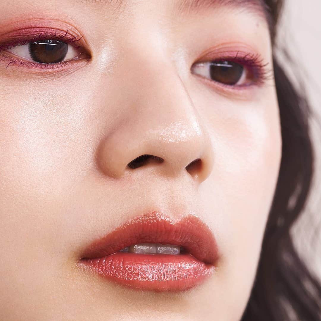 ISETAN MiRRORさんのインスタグラム写真 - (ISETAN MiRRORInstagram)「. . . ISETAN MiRROR﻿ ﻿. ﻿. 2020 summer TREND MAKE UP﻿ ﻿. ﻿. 【Summer Essential】﻿ ﻿ ﻿ . . key word “水もち肌”③﻿ ﻿. メイクでは肌表面を均一に整える下地を施した後に、ツヤが美しく出るファンデーション、そしてハイライトで仕上げます。﻿ ﻿ ひと塗りごとに美しく滑らかに出来上がっていく肌は、まさに感動もの。﻿ ﻿ 口元は赤みブラウンの軽やかな着け心地のオイルリップを使って、潤いにあふれた唇に。 ニュアンス程度に色がつくラフさが今の気分にもぴったり。マスクの時にもおすすめです。﻿ ﻿ ﻿ 店頭ではスキンケアのご相談から、イセタンミラーの店頭スタイリストおすすめのベースメイクアイテムのご紹介も行っています。﻿ ﻿ 今使っているアイテムをベースにした組み合わせなどもご提案させていただきますので、﻿ ぜひお気軽に店頭でお声掛けください！﻿ ﻿ ﻿ イセタン ミラー各店の店舗情報はイセタン ミラーHPをご覧ください。﻿ @isetanmirror . . #isetanmirror #イセタンミラー﻿ #2020summer #2020夏﻿ #trendmakeup #夏メイク﻿ #summeressential﻿ #サマーエッセンシャル﻿ #cosme #cosmetics #コスメ #コスメティクス﻿ #make #makeup #メイク #メイクアップ﻿ #コスメ好きさんと繋がりたい﻿ #メイク好きさんと繋がりたい﻿ ﻿ makeup @hirayama_tatsumi  hair @tatsuyadream1101 . .」6月23日 12時31分 - isetanmirror