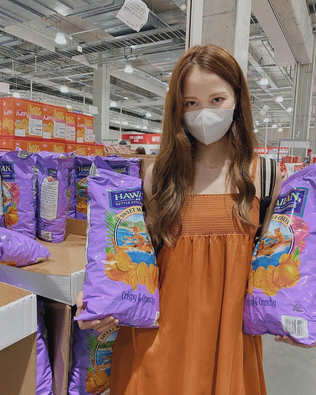MiracleVellMagicのインスタグラム：「ティムズ マウイオニオンチップス🧅💜しっかり粉が指に付着するタイプの。濃さで。堅め食感。一枚口にしてしまえばやめられなくなる呪いがかけられています、こちらのポテチ。とってもとても美味しいの🥺 #costco #コストコ #マウイオニオン #マウイオニオンポテトチップス」