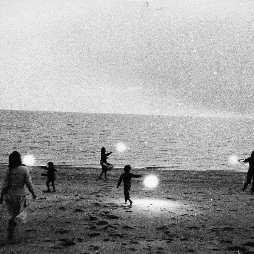 Meganさんのインスタグラム写真 - (MeganInstagram)「Untitled (children with sparklers in Provincetown) 〰 Robert Frank, 1958 #robertfrank」6月23日 23時23分 - zanzan_domus