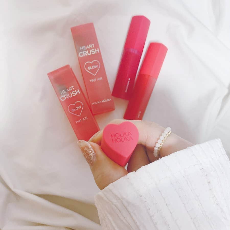 ANRIさんのインスタグラム写真 - (ANRIInstagram)「하트❤️﻿ ﻿ ぷるっと唇になるから日本人好みだと思います♡﻿ ティントだから落ちにくい〜。 #BUBBLY #OH! 名前まで全部かわいい♡﻿ ﻿ #holikaholika #lipstick #pr」6月23日 23時25分 - annnchannn