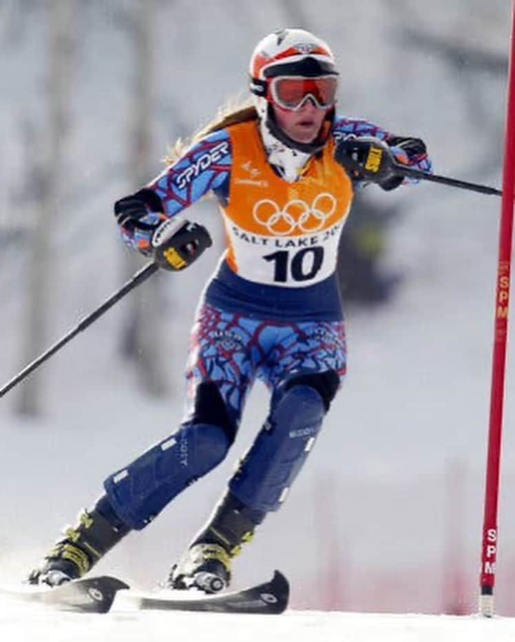 リンゼイ・ボンさんのインスタグラム写真 - (リンゼイ・ボンInstagram)「My Grandpa didn’t make it to my last Olympics but he was at my first, as well as my Dad. Skiing always brought our family together. Happy Olympic Day to all the Olympians, their families who got them there, and all of those who dream of competing in them one day. Never give up on your dream!! ❤️ #olympicday  FUN FACT: I lost my bib before the Downhill so I had to draw myself a new one 🤦🏼‍♀️ Ahhhh being 17 🤷🏼‍♀️」6月23日 23時26分 - lindseyvonn