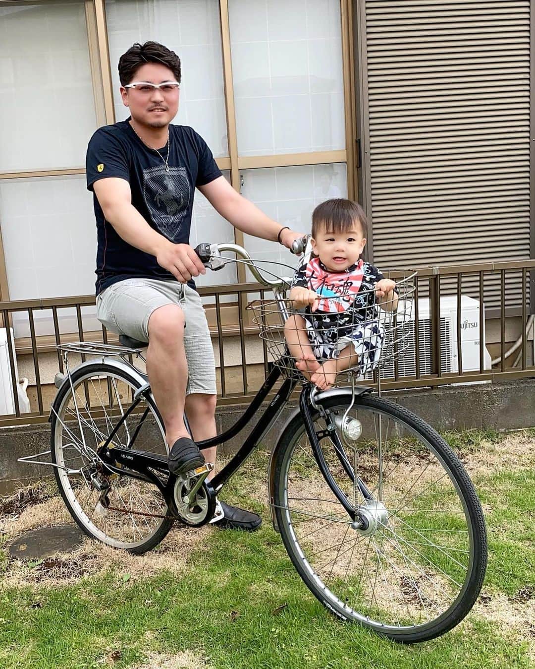 Momoeのインスタグラム：「最近寝かしつけ担当のパパりん。 いっっつも一緒に寝ちゃう💤 今日はみよの頭なでなでしながら 寝ちゃったみたいで そのポーズのままぐっすり😪笑 . 写真はBBQの時の😌💘 自転車のカゴに乗せるのが みんなのブームだったらしい。笑 安定のはじ姉だけは泣くというオチ。笑 ただ丸くんは自転車ごっこしなかったから ラムちゃん載せる🐩💕 . .  #happy #家事 #育児 #family #家族 #boy #smile #男の子 #息子 #code #love #lucky #kids #子供 #thankyou #宝物 #ベビー #fashion #follow #自転車 #縁 #パパ #ママ #家族写真 #男の子ママ #赤ちゃん写真 #photo #子育て #1歳 #bbq」